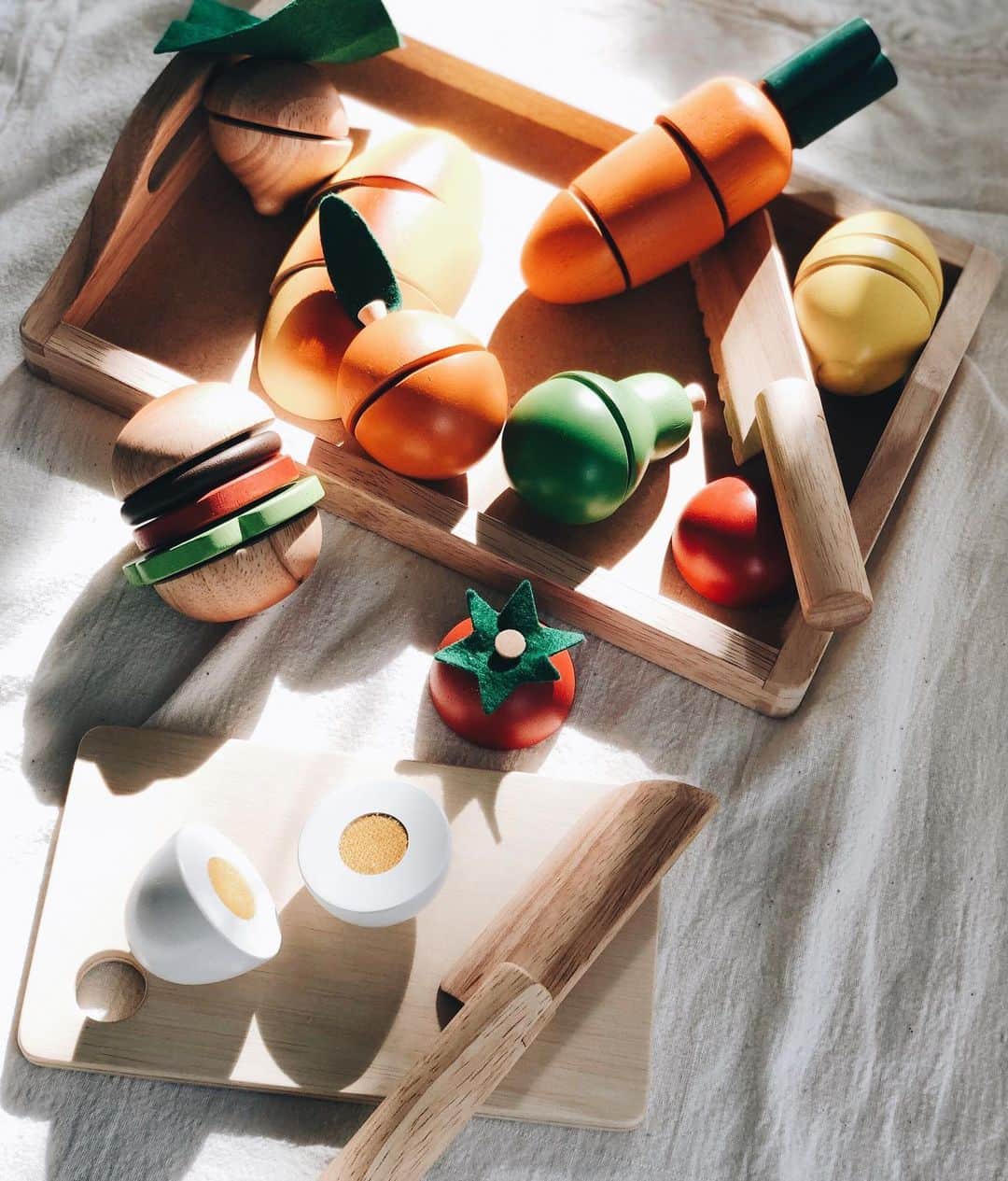 大橋菜央さんのインスタグラム写真 - (大橋菜央Instagram)「Preparing for dinner “chop chop chop”🥕🍐🍅 . . . 夕飯の支度 トントントン🌇 . 最近Miaがいちばん好きな遊びといえば おままごと🍳🎶 . キッチンからどんどんリアル鍋やスパイスを持ち出してヒヤヒヤするので @cunaselect のおままごとセットをプレゼント✨ . まずは野菜売り場が大好きなMiaにぴったりの お野菜もりもりセットを😁❣️ . “じんじん”🥕 “ぱぱーーん”🥖 と言葉も覚えながら楽しくカット . 菓子パンやケーキセットもとても可愛いので Miaの食べれるものが増えたら おままごと食材も増やしていきたいなー🎂♡ . . . #おままごと #おままごとセット  #クーナセレクト #cunaselect #cunaselectlife #クーナセレクトライフ #mudpie #生後15ヶ月 #1歳3ヶ月 #たれ眉 #赤ちゃんのいる生活 #赤ちゃんのいる暮らし #miababyliving #naoliving_toys」5月28日 22時46分 - naoliving