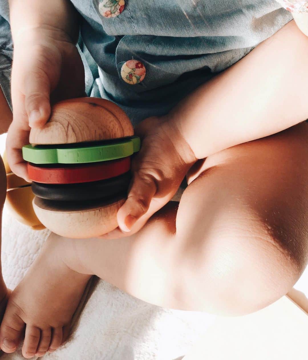 大橋菜央さんのインスタグラム写真 - (大橋菜央Instagram)「Preparing for dinner “chop chop chop”🥕🍐🍅 . . . 夕飯の支度 トントントン🌇 . 最近Miaがいちばん好きな遊びといえば おままごと🍳🎶 . キッチンからどんどんリアル鍋やスパイスを持ち出してヒヤヒヤするので @cunaselect のおままごとセットをプレゼント✨ . まずは野菜売り場が大好きなMiaにぴったりの お野菜もりもりセットを😁❣️ . “じんじん”🥕 “ぱぱーーん”🥖 と言葉も覚えながら楽しくカット . 菓子パンやケーキセットもとても可愛いので Miaの食べれるものが増えたら おままごと食材も増やしていきたいなー🎂♡ . . . #おままごと #おままごとセット  #クーナセレクト #cunaselect #cunaselectlife #クーナセレクトライフ #mudpie #生後15ヶ月 #1歳3ヶ月 #たれ眉 #赤ちゃんのいる生活 #赤ちゃんのいる暮らし #miababyliving #naoliving_toys」5月28日 22時46分 - naoliving