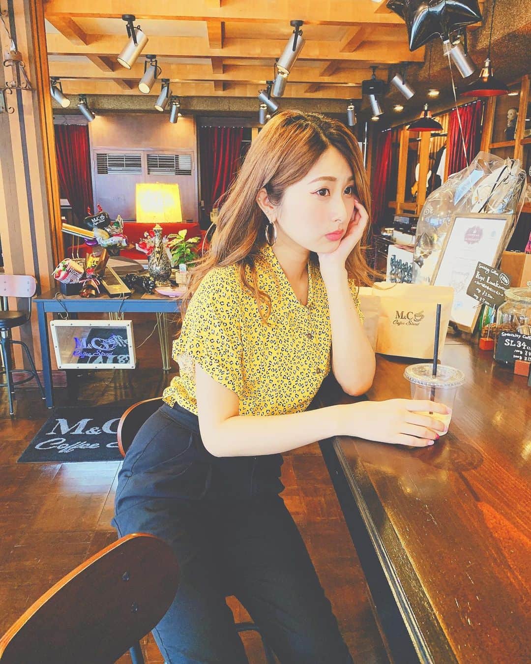 青野美沙稀さんのインスタグラム写真 - (青野美沙稀Instagram)「M&C coffee stand☕️ . 珍しく黄色なんか着てみちゃって。 . #coffee #cafe #yellow  #code #fashion #misakicode #カフェ #コーヒー」5月28日 22時48分 - misaki_aono