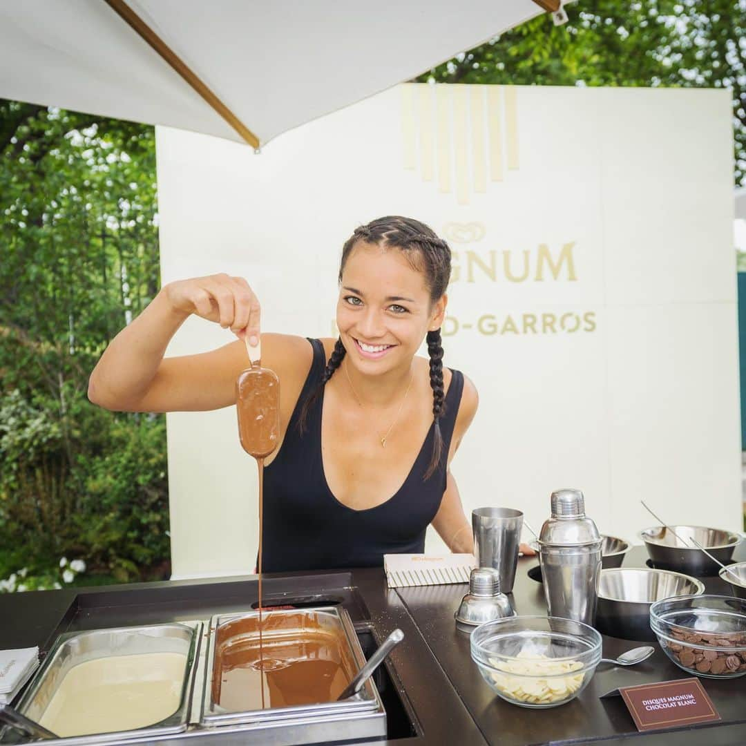 アリゼ・リムさんのインスタグラム写真 - (アリゼ・リムInstagram)「Je vous attendrai sur le stand @magnum de Roland Garros jeudi à 16h ! C’est tout en haut de l’allée du village et je vous aiderai à créer votre magnum personnalisé 🤩  Et comme on aime toujours bien un petit « behind de scenes ».... swipe for clumsiness 🤦🏻‍♀️ ➡️」5月28日 22時49分 - alizelim