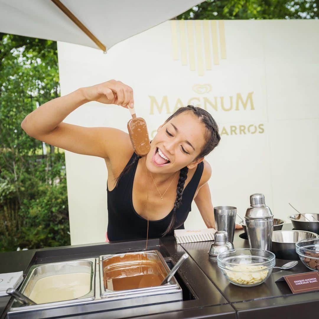 アリゼ・リムさんのインスタグラム写真 - (アリゼ・リムInstagram)「Je vous attendrai sur le stand @magnum de Roland Garros jeudi à 16h ! C’est tout en haut de l’allée du village et je vous aiderai à créer votre magnum personnalisé 🤩  Et comme on aime toujours bien un petit « behind de scenes ».... swipe for clumsiness 🤦🏻‍♀️ ➡️」5月28日 22時49分 - alizelim