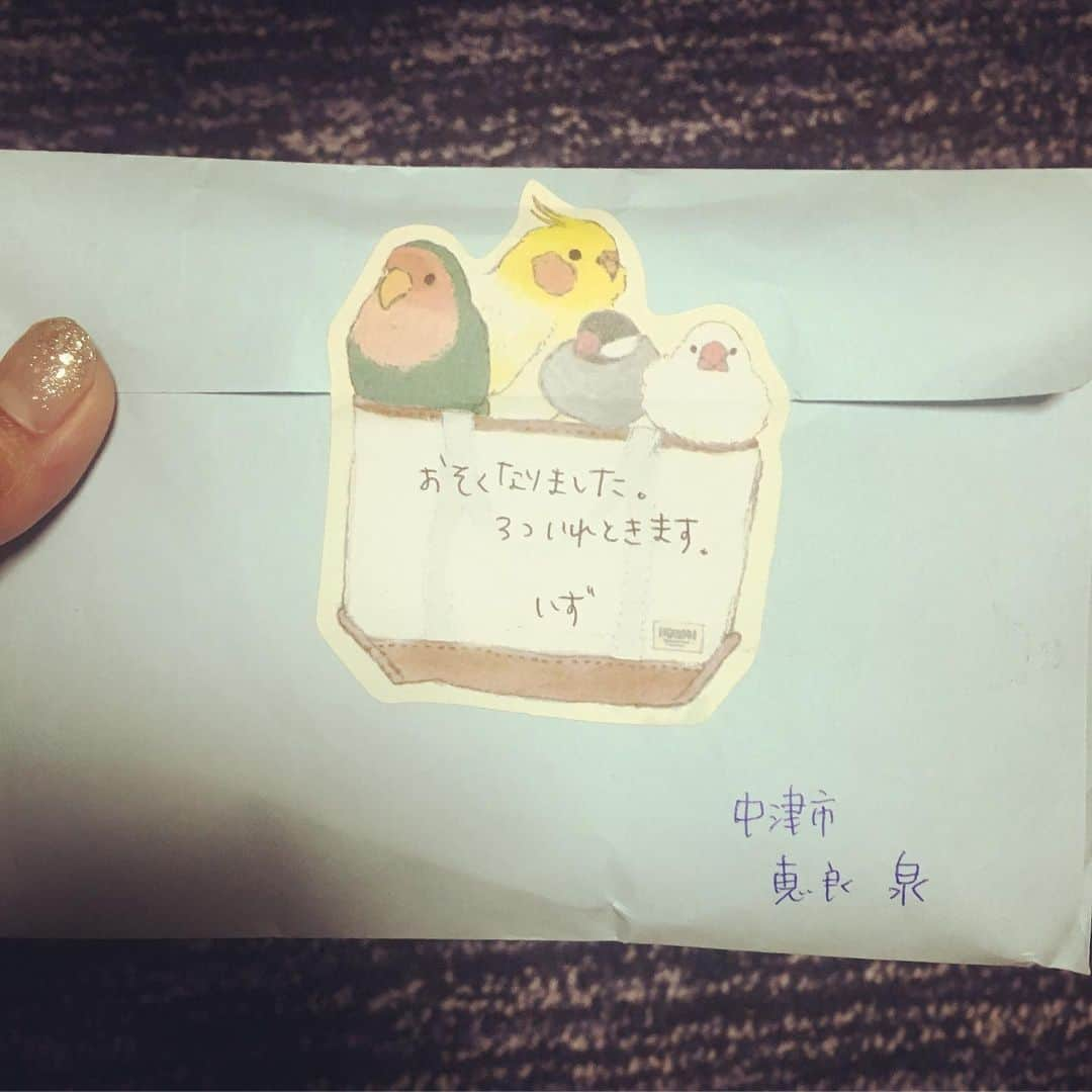 木原梢さんのインスタグラム写真 - (木原梢Instagram)「姉ちゃんが好きなニオイのやつ送ってきてくれたんだけど… こんなふうに住所書いてくる人初めて見た。笑 私だったら『鴨川市  木原梢』でしょ？ テキトーすぎるでしょ。笑 そんで、メモを中に入れずにオモテのシールに書いてくるとか。ほんとにテキトー。笑笑 でもありがとね〜‼︎ 今朝走った時の海、あんまりキレイじゃなかった。 でも走ってたらシーワールドの裏に出て、この裏にシャチがいると思ったらテンション上がった〜😝 明日も走りたい！と思ってる。笑  #姉 #毒舌キャラ #でも弟と妹に弱い #意外と優しい #今日の海 #天気悪い #鴨川シーワールド #オーシャンスタジアム #シャチ」5月28日 23時00分 - kozu0917