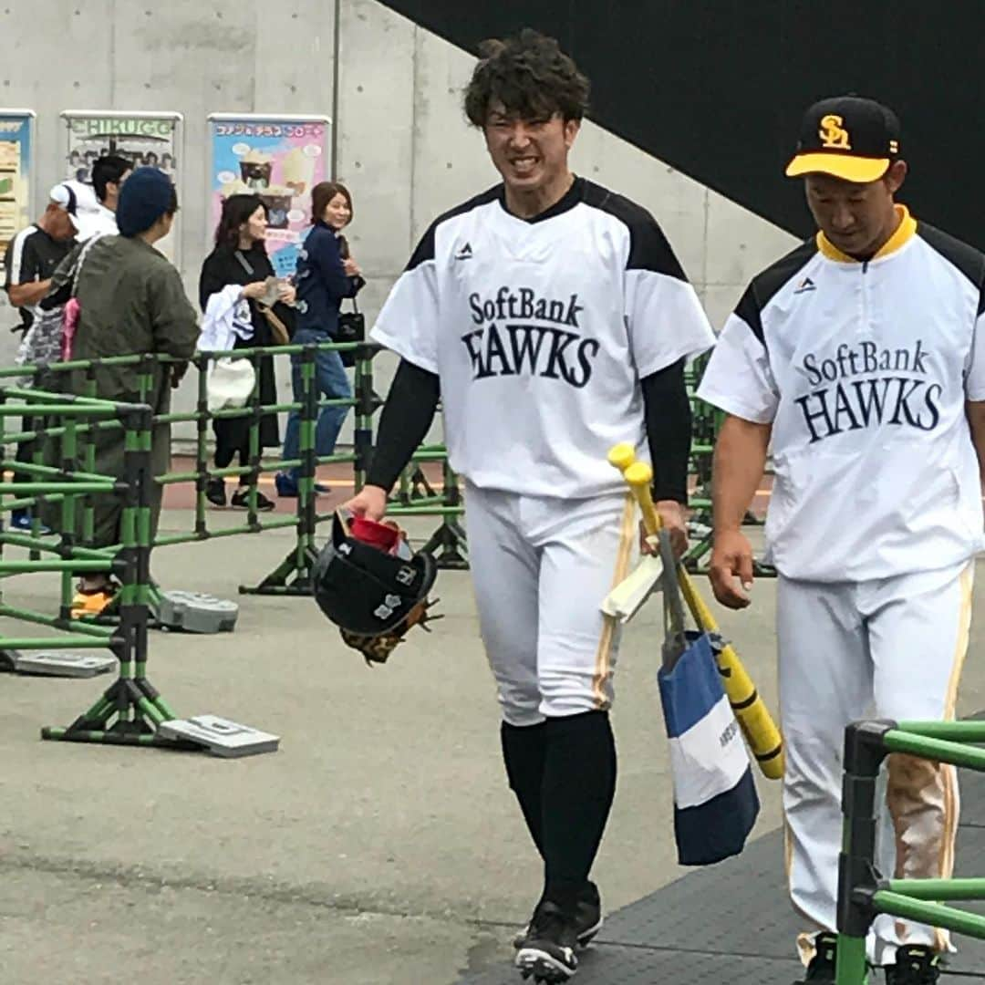 山口愛実さんのインスタグラム写真 - (山口愛実Instagram)「今日は1人でタマスタへ練習見学へ…⚾️ 目的はもちろん哲朗さんを見る事✌️ 11時前に着いて探したけどいなくて今日いないんだ…って諦めてたら、目の前に現れた♡♡ 今日から2軍の練習に合流！ 初めて目の前で見たからほんと泣きそうになった…😭😭 とりあえず写真は撮らなきゃって思って撮ったけど… かっこいいぃ～!!😍😍 そしてマジで一眼レフカメラ欲しい!!(笑)  で、今日の2軍の試合に松坂が出ると聞いたから当日券買って…初一人観戦(笑) しかもチケット買う時、最前列が空いてるって言われたから思わず購入😅 ヤフオクドームとは違う何とも言えない雰囲気と近さがヤミツキになりそう(⌯˃̶᷄ ⁻̫ ˂̶᷄⌯) 来月の最初の2連休にまた行こう！(笑) そしてお土産持って、哲朗さんに渡すのが今の目標✌️(笑)  しかしコラスくん… 最後までずっとサインしてあげてた(笑)  #タマスタ筑後 #ソフトバンクホークス #西田哲朗#22 #ほんと西田さんかっこいい♡ #晃くん頑張れ～!!」5月28日 22時53分 - manami0331