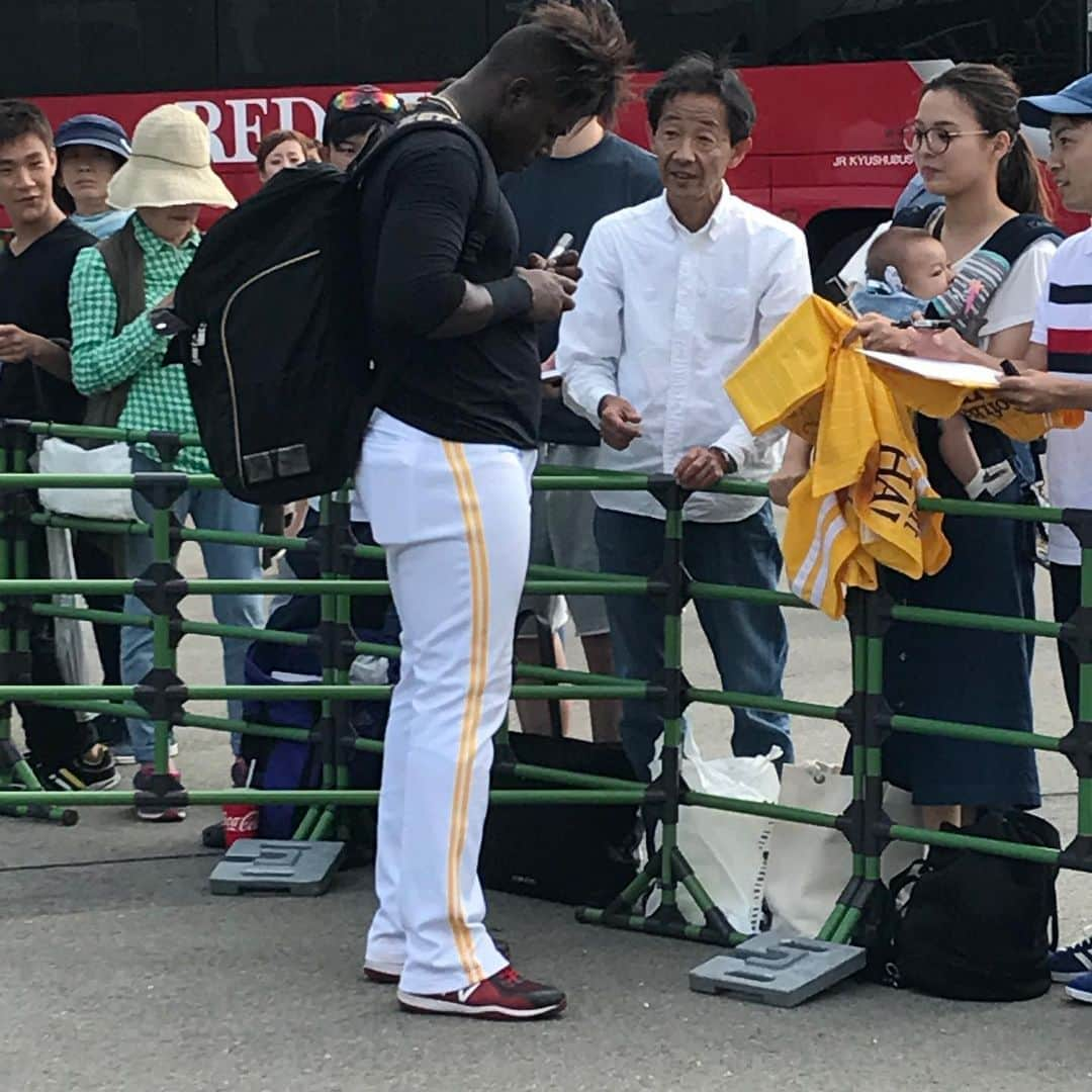 山口愛実さんのインスタグラム写真 - (山口愛実Instagram)「今日は1人でタマスタへ練習見学へ…⚾️ 目的はもちろん哲朗さんを見る事✌️ 11時前に着いて探したけどいなくて今日いないんだ…って諦めてたら、目の前に現れた♡♡ 今日から2軍の練習に合流！ 初めて目の前で見たからほんと泣きそうになった…😭😭 とりあえず写真は撮らなきゃって思って撮ったけど… かっこいいぃ～!!😍😍 そしてマジで一眼レフカメラ欲しい!!(笑)  で、今日の2軍の試合に松坂が出ると聞いたから当日券買って…初一人観戦(笑) しかもチケット買う時、最前列が空いてるって言われたから思わず購入😅 ヤフオクドームとは違う何とも言えない雰囲気と近さがヤミツキになりそう(⌯˃̶᷄ ⁻̫ ˂̶᷄⌯) 来月の最初の2連休にまた行こう！(笑) そしてお土産持って、哲朗さんに渡すのが今の目標✌️(笑)  しかしコラスくん… 最後までずっとサインしてあげてた(笑)  #タマスタ筑後 #ソフトバンクホークス #西田哲朗#22 #ほんと西田さんかっこいい♡ #晃くん頑張れ～!!」5月28日 22時53分 - manami0331