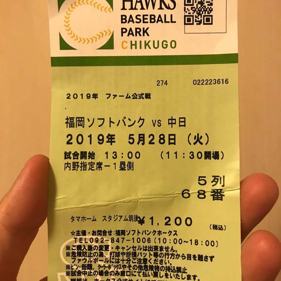 山口愛実さんのインスタグラム写真 - (山口愛実Instagram)「今日は1人でタマスタへ練習見学へ…⚾️ 目的はもちろん哲朗さんを見る事✌️ 11時前に着いて探したけどいなくて今日いないんだ…って諦めてたら、目の前に現れた♡♡ 今日から2軍の練習に合流！ 初めて目の前で見たからほんと泣きそうになった…😭😭 とりあえず写真は撮らなきゃって思って撮ったけど… かっこいいぃ～!!😍😍 そしてマジで一眼レフカメラ欲しい!!(笑)  で、今日の2軍の試合に松坂が出ると聞いたから当日券買って…初一人観戦(笑) しかもチケット買う時、最前列が空いてるって言われたから思わず購入😅 ヤフオクドームとは違う何とも言えない雰囲気と近さがヤミツキになりそう(⌯˃̶᷄ ⁻̫ ˂̶᷄⌯) 来月の最初の2連休にまた行こう！(笑) そしてお土産持って、哲朗さんに渡すのが今の目標✌️(笑)  しかしコラスくん… 最後までずっとサインしてあげてた(笑)  #タマスタ筑後 #ソフトバンクホークス #西田哲朗#22 #ほんと西田さんかっこいい♡ #晃くん頑張れ～!!」5月28日 22時53分 - manami0331