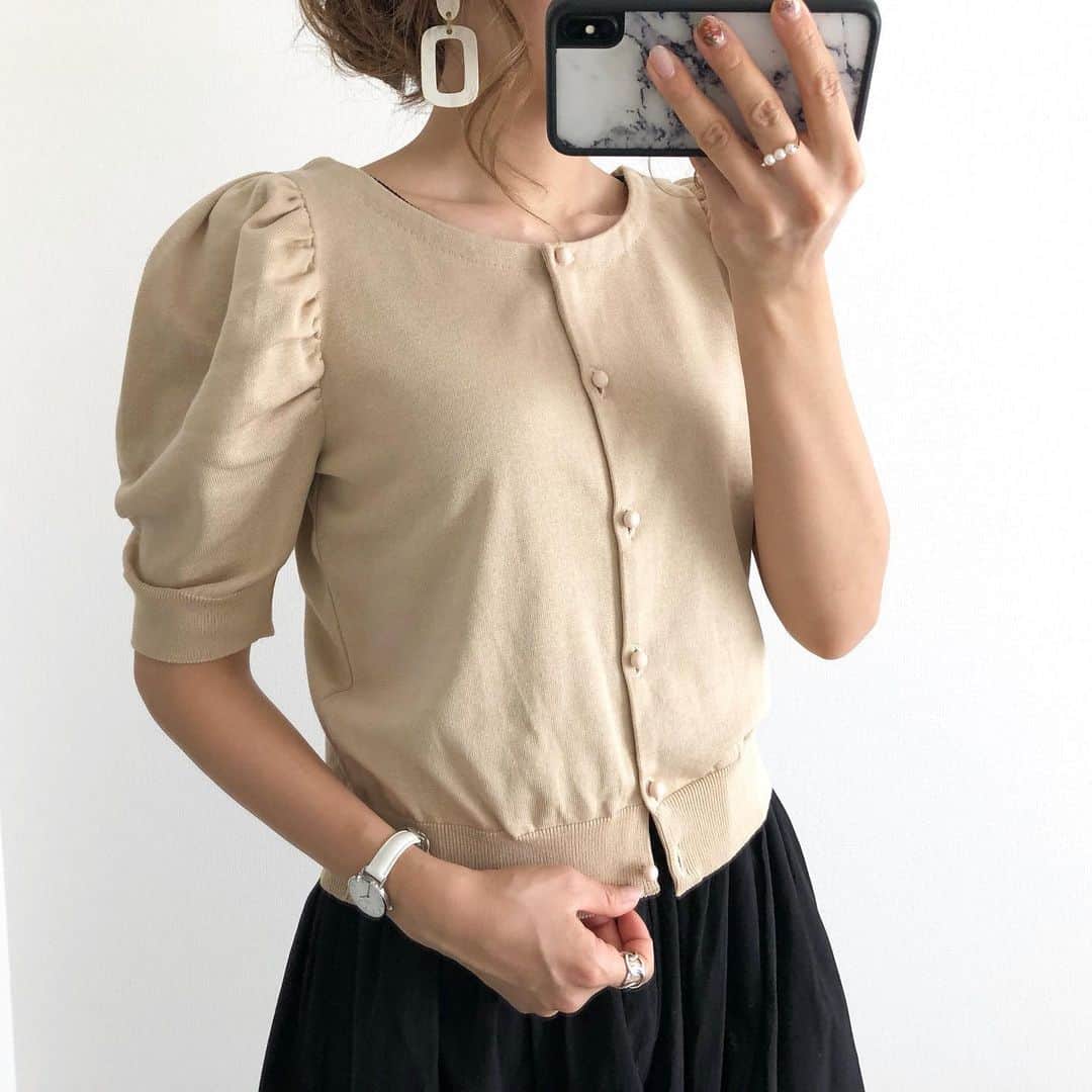 Miyoさんのインスタグラム写真 - (MiyoInstagram)「2019.5.28 ・ GUの#布帛コンビネーションワンピース を初おろし☺️🖤 前後2wayで着ることができるカーディガンは、袖のバルーンシルエットが二の腕を華奢に見せてくれるのでお気に入り💕 ・ 着用サイズなどコーデ詳細はblogに書きました✍🏻❤️ ・ ワンピース…#GU#ジーユー カーディガン… @FEERICHELU @joint_space #feerichelu#feerichelu_style#pr 靴…#ZARA#ザラ @sesto_shoes #コンバース バッグ…#marni#jandmdavidson#バレンシアガ ピアス… @zakkabox_ 時計…#ダニエルウェリントン ・ ・ ・ #GU購入品#ワンピース#ママコーデ#ママファッション#プチプラファッション#プチプラコーデ#シンプルコーデ#カジュアルコーデ#スニーカーコーデ#ザラコーデ#ザラジョ#GUコーデ#大人gu部#楽天roomに載せてます#大人カジュアル#ママガール#locari」5月28日 22時55分 - miyopu
