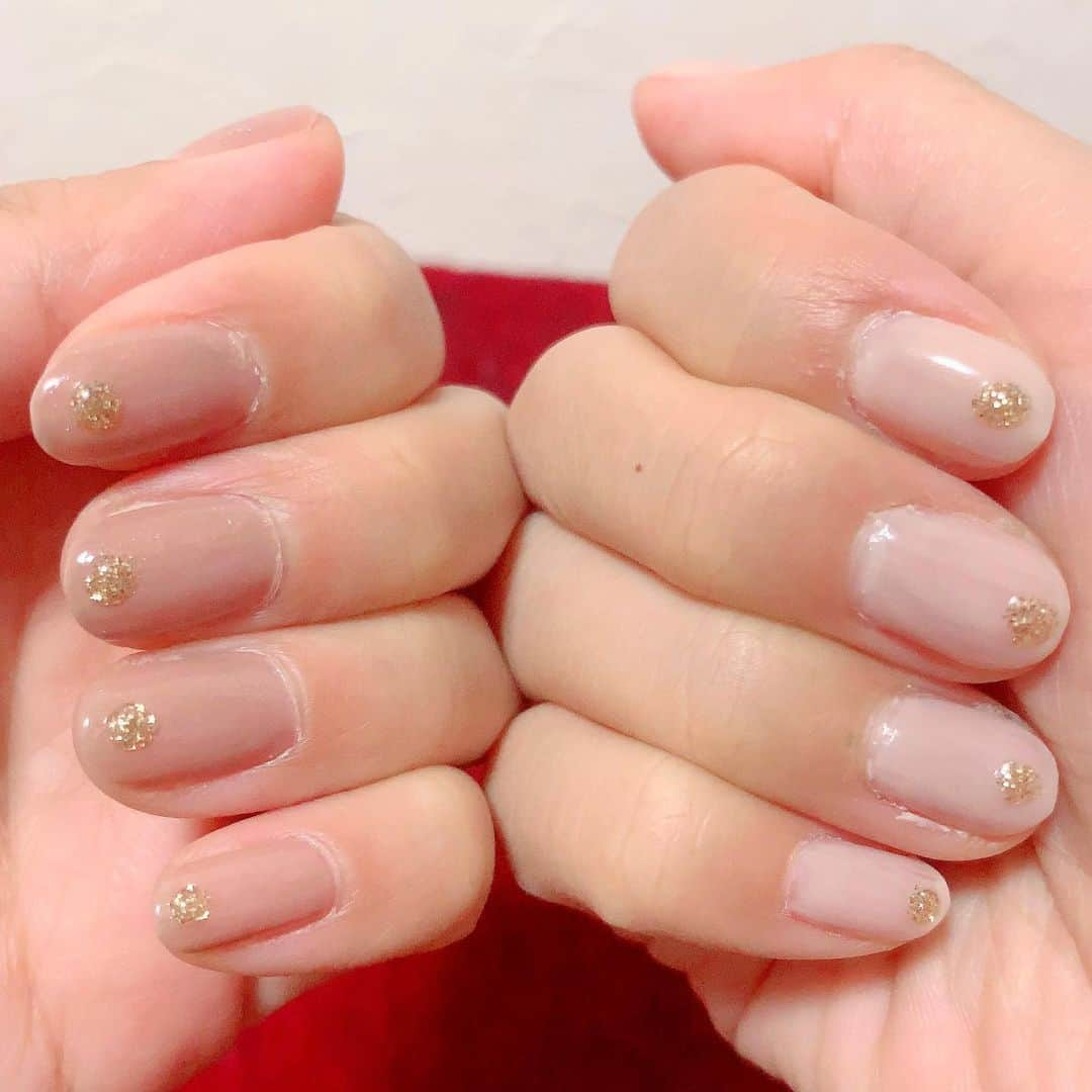 岡野綾夏さんのインスタグラム写真 - (岡野綾夏Instagram)「#newnail #セルフネイル . きらきら ちょん 💅 . #あやかねいる #セルフジェルネイル #ベージュ #ゴールド #一人で両手と顔をおさめるのに #変な体勢になった 笑」5月28日 22時58分 - ayaka.o531