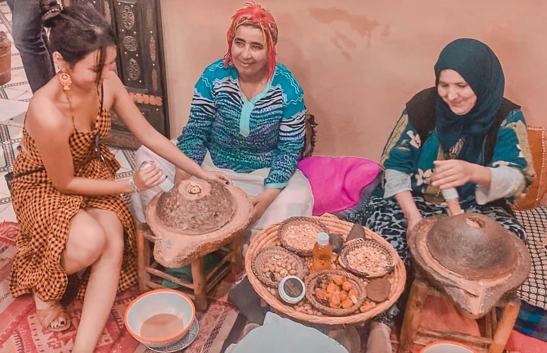 Kathryn Bernardoさんのインスタグラム写真 - (Kathryn BernardoInstagram)「Invest in experiences, not things. Case in point: these beautiful Moroccan women taught us how to make argan oil!! 😻 Made all the pasalubongs myself, so for those of you who asked for argan oil, you already know what’s coming! 😉👌🏼 (Hay nako, ang bigat sa luggage nito ha!! Lol!)」5月28日 23時01分 - bernardokath