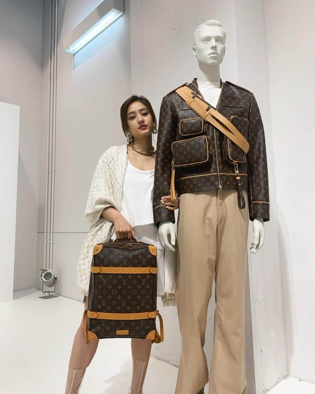 谷まりあさんのインスタグラム写真 - (谷まりあInstagram)「LOUIS VUITTON 2019AW collection🖤 秋冬コレクションを見てきました！どれも可愛すぎてずっと見てたかった😍😍❣️楽しみだぁ🙈💕💕thanks🖤 #louisvuitton」5月28日 23時01分 - mariaaaa728