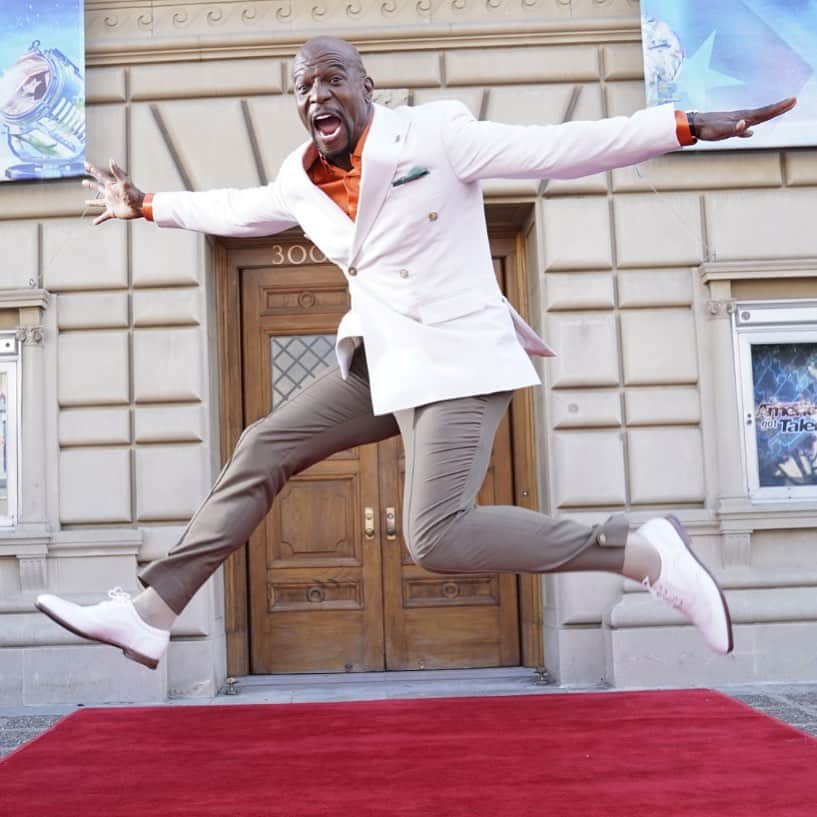 テリー・クルーズさんのインスタグラム写真 - (テリー・クルーズInstagram)「THE FLOOR IS THE HATERS CAUSE I GOT TWO SHOWS and FLY SHOES! @nbcbrooklyn99! The @agt premiere is TONIGHT Y’ALL!」5月28日 23時05分 - terrycrews