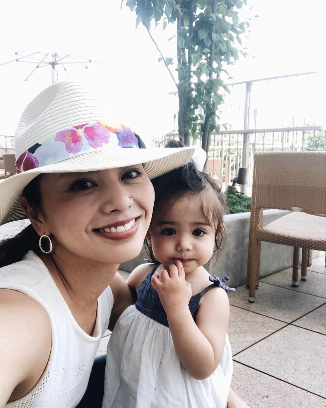 のインスタグラム：「Weekend mama-daughter shot♡ . . Miaだけの写真を見てると 大きくなったなぁと思うけど . こうやって隣に並ぶと まだまだちっこいちっこい😆❣️ . . . #mamadaughter #母娘 #暑かった週末の想い出 #taion #1歳3ヶ月 #生後15ヶ月 #赤ちゃんのいる生活 #赤ちゃんのいる暮らし #miababyliving」