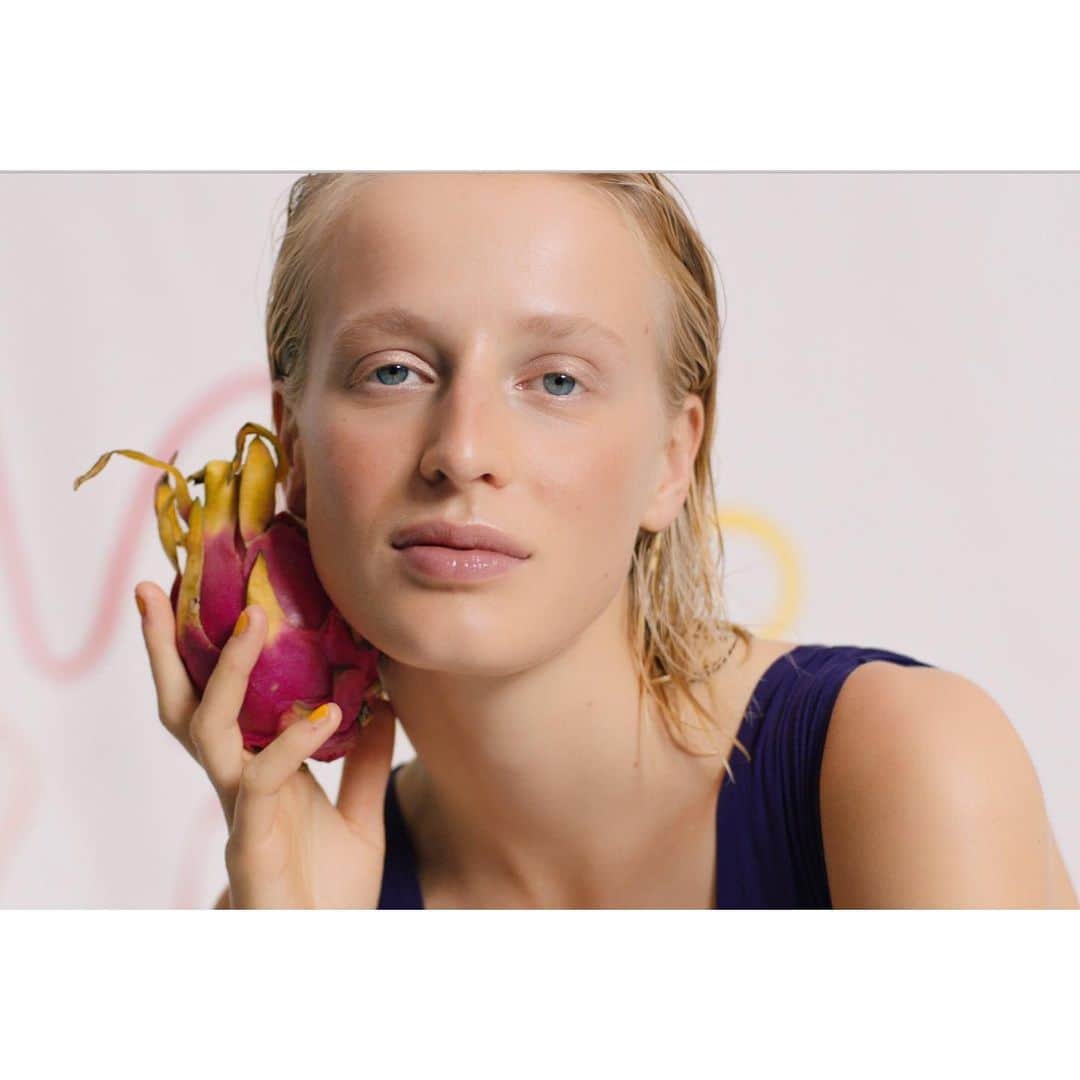 レジャビーのインスタグラム：「Dive into swimwear that celebrates individual expression —— Plongez dans l’univers de notre collection bain qui célèbre l'expression corporelle. #maisonlejaby #maillotdebain #bain #pe19 #ss19 #ete #plage #vacances @eulaliejuster @ioburgard」