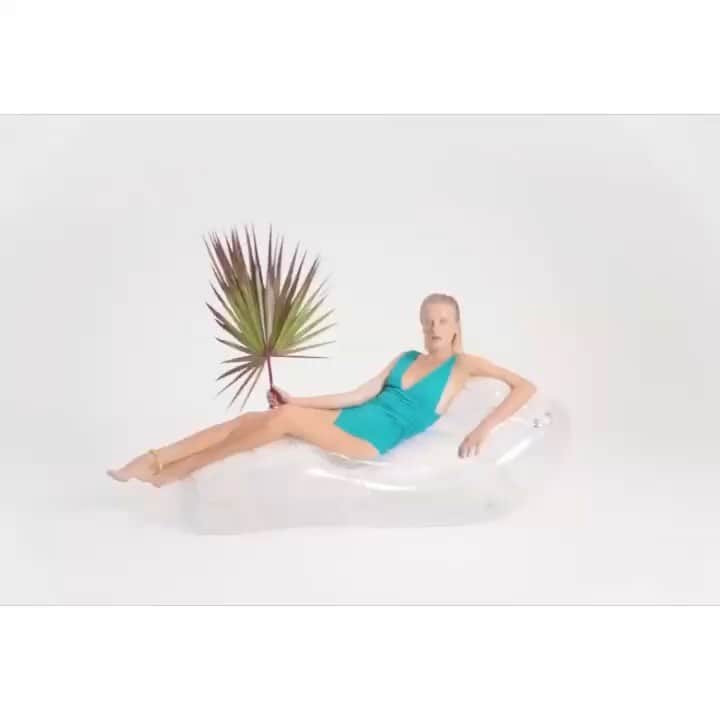 レジャビーのインスタグラム：「Coming soon D-3! Our new tropical swimwear video arrives in a short time by @eulaliejuster —— Bientôt... J-3 ! Notre nouvelle vidéo autour de nos maillots de bain aux allures tropicales arrive très vite... #maisonlejaby #maillotdebain #bain #pe19 #ss19 #ete #plage #vacances @eulaliejuster @ioburgard」