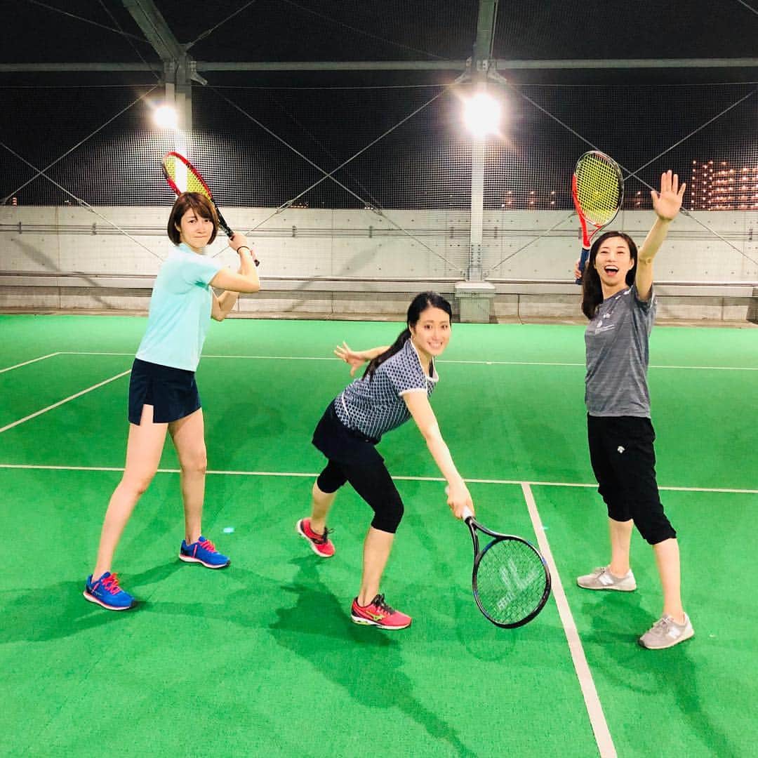 田中琴乃さんのインスタグラム写真 - (田中琴乃Instagram)「【テニス】 ・ テニスって難しい。 けど楽しい。 周りのテニスプレーヤーのお友達の凄さを実感しました。 ・ 何度写真見ても思い出し笑いする私を見かけても、不審者と思わないでください⚠️ ・ 右肘から下へろへろで力が入りまへん ・ ・ #テニス #tennis  最後の一枚 #霊長類最弱トリオ」5月28日 23時12分 - tanakakotono