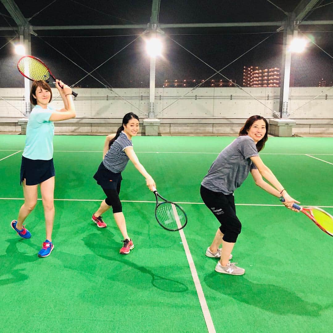 田中琴乃さんのインスタグラム写真 - (田中琴乃Instagram)「【テニス】 ・ テニスって難しい。 けど楽しい。 周りのテニスプレーヤーのお友達の凄さを実感しました。 ・ 何度写真見ても思い出し笑いする私を見かけても、不審者と思わないでください⚠️ ・ 右肘から下へろへろで力が入りまへん ・ ・ #テニス #tennis  最後の一枚 #霊長類最弱トリオ」5月28日 23時12分 - tanakakotono