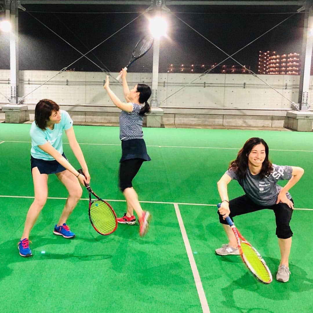 田中琴乃さんのインスタグラム写真 - (田中琴乃Instagram)「【テニス】 ・ テニスって難しい。 けど楽しい。 周りのテニスプレーヤーのお友達の凄さを実感しました。 ・ 何度写真見ても思い出し笑いする私を見かけても、不審者と思わないでください⚠️ ・ 右肘から下へろへろで力が入りまへん ・ ・ #テニス #tennis  最後の一枚 #霊長類最弱トリオ」5月28日 23時12分 - tanakakotono