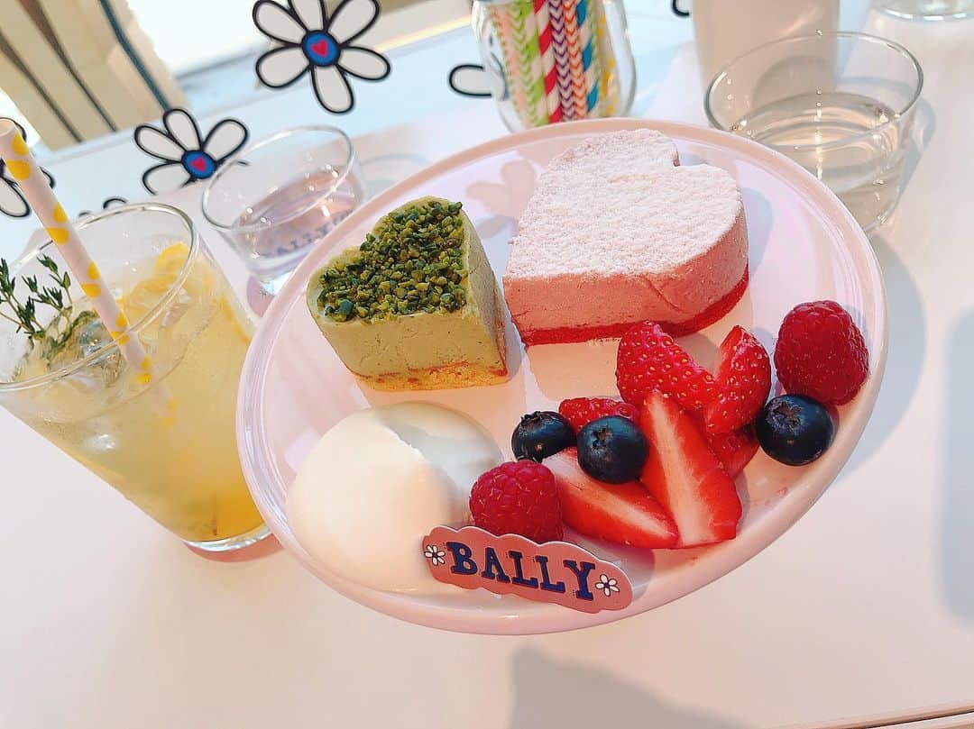 黒澤詩音さんのインスタグラム写真 - (黒澤詩音Instagram)「*﻿ ﻿ #ballycafe ☕️﻿ ﻿ へ行ってきました😊﻿ ﻿ 私は、ベリーとピスタチオのムース🍓﻿ 柴田紗帆アナは、レモンのシトロン🍋﻿ ﻿ 可愛くて美味しかったです💕﻿ ﻿ ﻿ 期間限定で何度か開催されているバリーカフェ ですが、現在は歌手の #青山テルマ さんとのコラボ。ピンク、ハート、デイジーをテーマに、バリーの世界観たっぷりでとっても可愛い店内でした🌼﻿ ﻿ ﻿ #銀座 #バリーカフェ #インスタ映え #銀座カフェ  #bally #cafe #pink #ginza #アナウンサー」5月28日 23時13分 - shionkurosawa_official