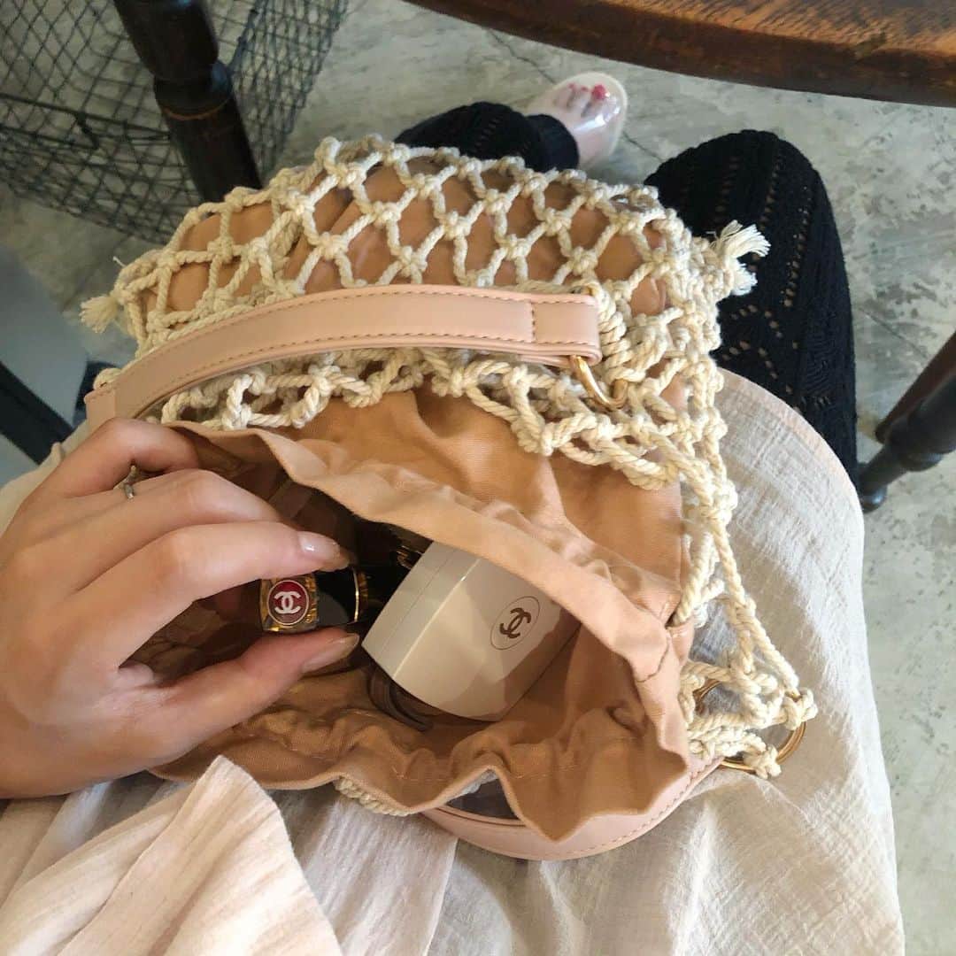 のインスタグラム：「ㅤㅤㅤㅤㅤㅤㅤㅤㅤㅤㅤㅤㅤ ㅤㅤㅤㅤㅤㅤㅤㅤㅤㅤㅤㅤㅤ 最近のヘビロテbag♡♡ ㅤㅤㅤㅤㅤㅤㅤㅤㅤㅤㅤㅤㅤ ㅤㅤㅤㅤㅤㅤㅤㅤㅤㅤㅤㅤㅤ #バッグ #ロープバッグ #夏小物 #kana_chicode #コスメ #CHANEL #salonbychico #whoswhochico ㅤㅤㅤㅤㅤㅤㅤㅤㅤㅤㅤㅤㅤ」