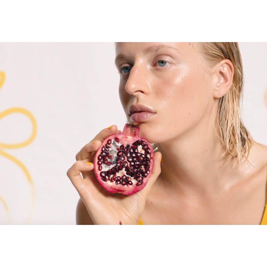 レジャビーのインスタグラム：「South Seas sensation with a fruity vibe —— Sensation des mers du sud et ambiance fruitée.  #maisonlejaby #maillotdebain #bain #pe19 #ss19 #ete #plage #vacances @eulaliejuster @ioburgard」