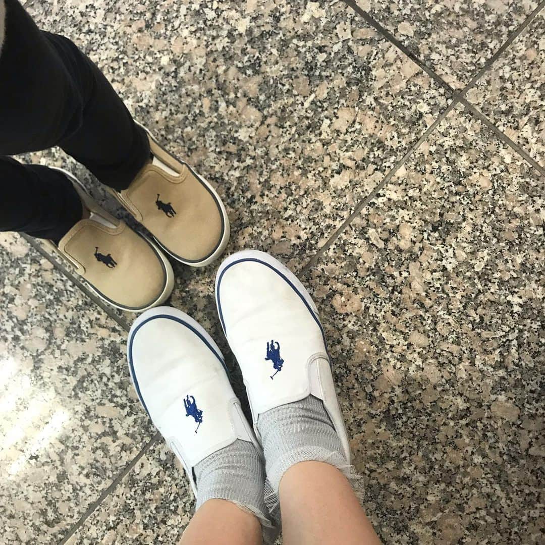 のインスタグラム：「最近 毎日妹とおそろいの靴はいてます 👩‍❤️‍👩」