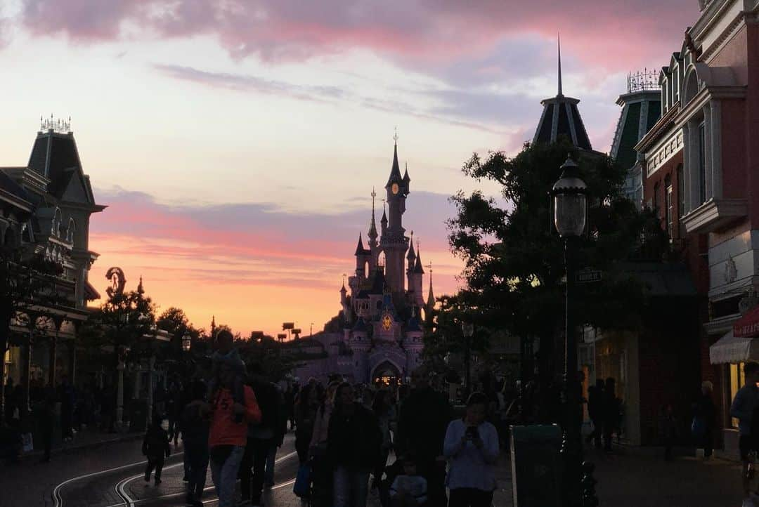 山村ゆりかさんのインスタグラム写真 - (山村ゆりかInstagram)「乗りたいアトラクション全部乗れてよかったぁ☺️ . . . #disneylandparis #paris #dlp #france #disneyland #disney #ディズニー #ディズニーランド #おとぎの国のカナルボート #カリブの海賊 #johnnydepp #ピーターパン #眠れる森の美女の城 #travel #landscape #happy #fun #beautiful」5月28日 23時24分 - rika_m_1221