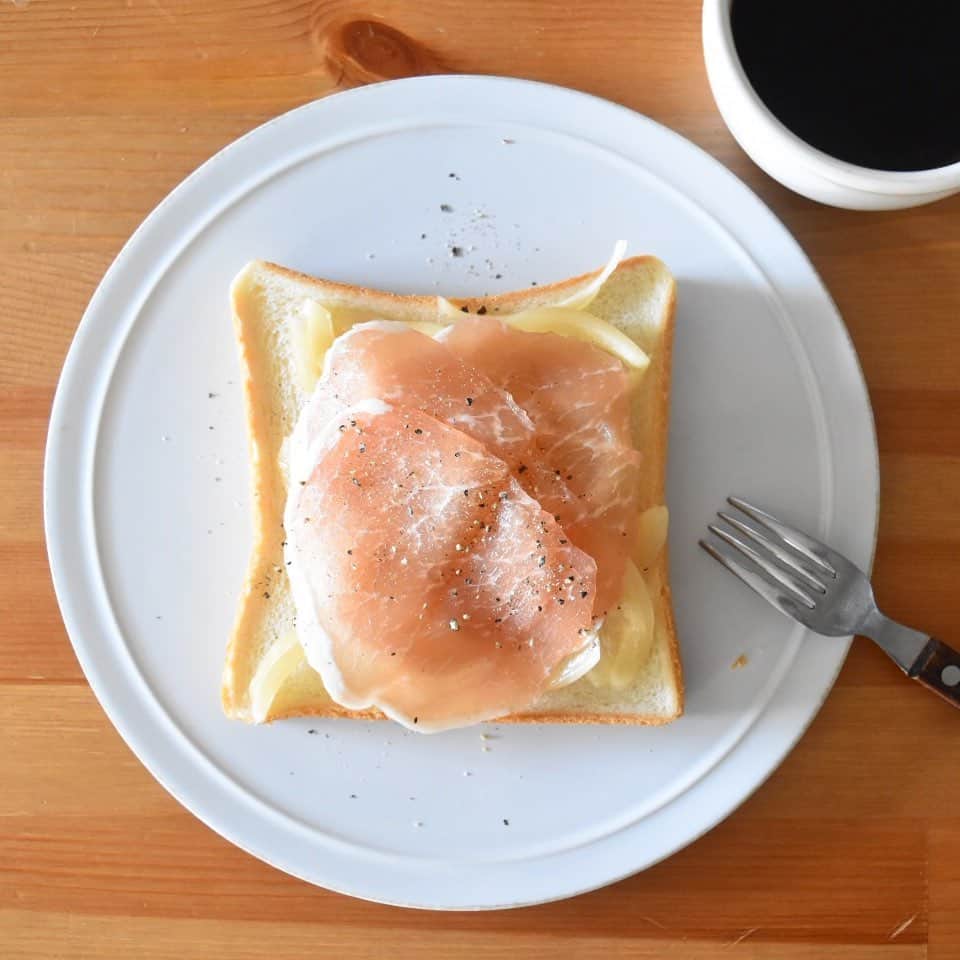 山崎佳のインスタグラム：「Today’s breakfast. たまねぎのマリネと生ハム。 平日の朝は子どもたちより早く起きて化粧とかできるだけ済ませておきたいんだけど、最近2人とも5時台起き…。早いよ…。 睡眠不足は健康にめちゃくちゃ悪いし、眠いと仕事にも集中できないし、イライラして子育てにも良くないから、私はどうしてもの時以外は睡眠優先。夜にやりたいことも色々あるし、部屋も散らかってるんだけど、さっさと寝よう寝よう。明日の朝も早起きだ。」