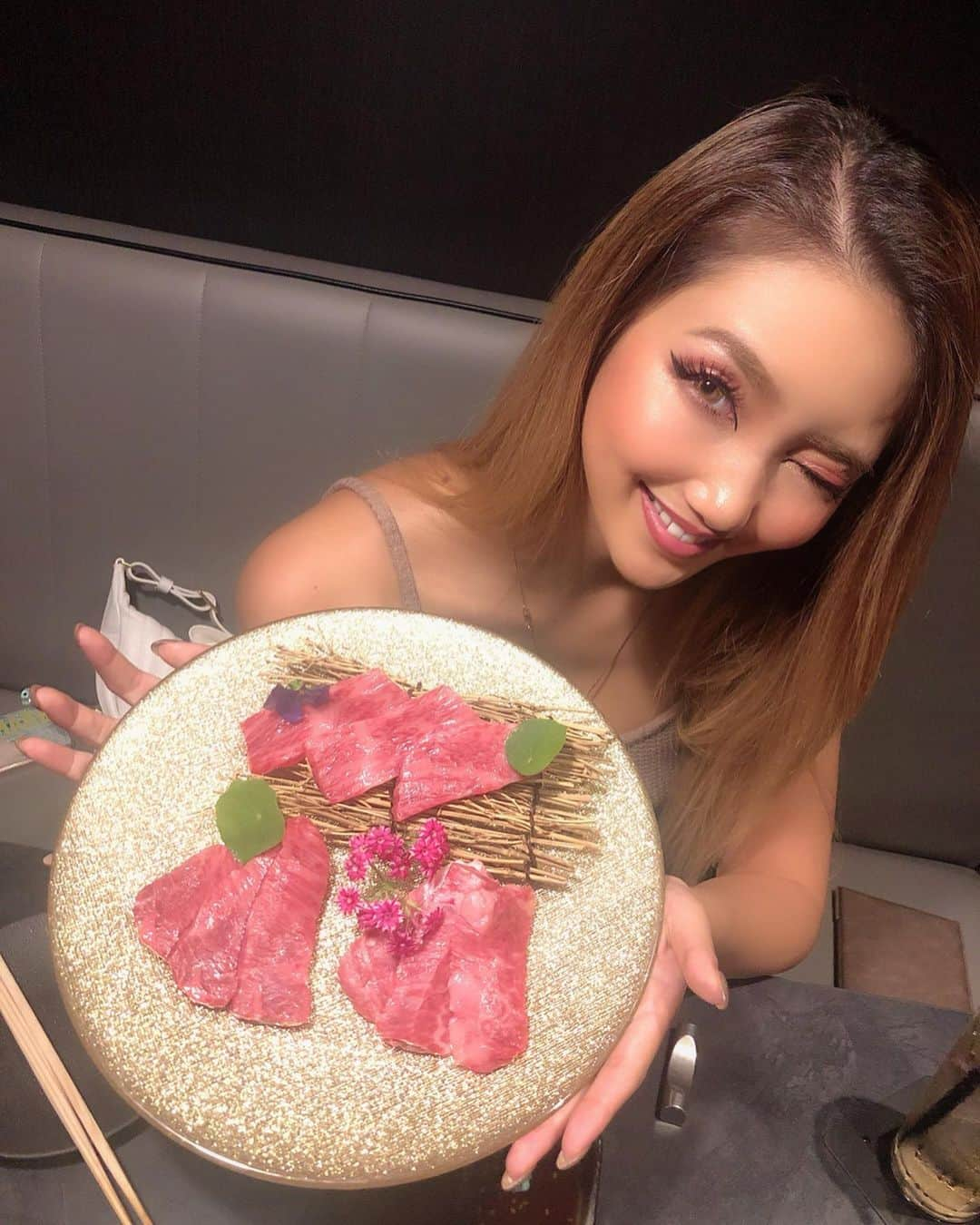 鈴木愛美さんのインスタグラム写真 - (鈴木愛美Instagram)「💓🍴💓🍴💓🍴💓🍴💓 . この間、みんなで焼肉に行って来たよ!!! 《 @yakiniku.kanau 》 . 新宿の店舗に行ってきたんだけど お店もお料理もオシャレ過ぎる 焼肉屋さんでしたっ😍✨ お肉好きな私からしたら完全なる幸せ空間🥩💕 . お肉はもちろんの事、目の前で炊いてくれる "土鍋ご飯"が美味し過ぎて いつも焼肉食べる時ご飯食べないのに 超食べちゃったっ\(//∇//)\💕 . ここのご飯はみんなにも1回は 食べてもらいたいレベルに美味し過ぎた😍💓 . 白ご飯大好きだから こんなにツルツルピカピカな 美味しいご飯食べれて幸せ。🤤❤️ . 次行った時も、この土鍋ご飯は 必ず食べたい!!!!!😍🍴 . そして、冷麺も超美味しかった🍴💕 フルーツトマトの泡をまとった 冷麺だったんだけど 美味し過ぎてペロっと完食🙏w . トマトが嫌いな方でも絶対食べれる あっさりサッパリした 美味し過ぎる冷麺でした。❤️ . 美味し過ぎるご飯と 楽し過ぎる女子会で 幸せ過ぎる夜でしたっ🌙💋 . @yakiniku.kanau @yakiniku.kanau @yakiniku.kanau . . . #焼肉 #焼肉かなう #焼肉叶う #叶う #新宿 #歌舞伎町 #肉 #女子会 #🥩 #shinjuku #kabukicho #yakiniku」5月28日 23時31分 - x.manya.x