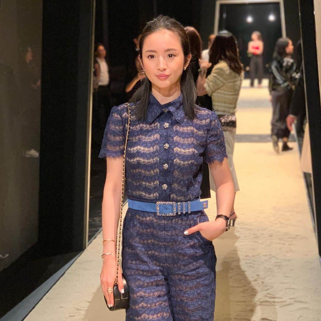 Vogue Taiwan Officialさんのインスタグラム写真 - (Vogue Taiwan OfficialInstagram)「#Vogueceleb﻿ 林依晨穿著香奈兒2019/20秋冬前導系列的海軍藍蕾絲刺繡連身褲裝，搭配藍色皮穿鍊扣環腰帶，側背黑色埃及元素金屬裝飾圓形晚宴包，手上戴著J12腕錶出席於首爾 S Factory 所重現的香奈兒2019 巴黎–紐約工坊系大秀（完整 Chanel 神秘工坊系列大秀現場報導請至 @voguetaiwan 首頁點選連結觀看。）﻿ ﻿ 依晨談到自己看秀的感想，還有推薦女孩們如果要下手小香單品，可以選擇哪一款❤️ ﻿ ﻿ #林依晨 #香奈兒 #chanel #2019fw #fashionshow #voguefashionnow #chanelmetiersdart」5月28日 23時31分 - voguetaiwan