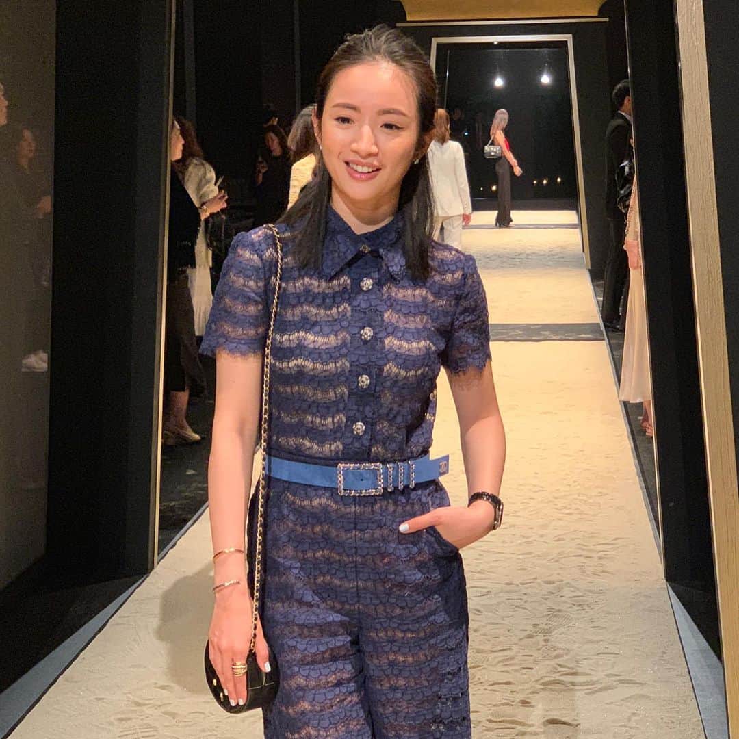 Vogue Taiwan Officialさんのインスタグラム写真 - (Vogue Taiwan OfficialInstagram)「#Vogueceleb﻿ 林依晨穿著香奈兒2019/20秋冬前導系列的海軍藍蕾絲刺繡連身褲裝，搭配藍色皮穿鍊扣環腰帶，側背黑色埃及元素金屬裝飾圓形晚宴包，手上戴著J12腕錶出席於首爾 S Factory 所重現的香奈兒2019 巴黎–紐約工坊系大秀（完整 Chanel 神秘工坊系列大秀現場報導請至 @voguetaiwan 首頁點選連結觀看。）﻿ ﻿ 依晨談到自己看秀的感想，還有推薦女孩們如果要下手小香單品，可以選擇哪一款❤️ ﻿ ﻿ #林依晨 #香奈兒 #chanel #2019fw #fashionshow #voguefashionnow #chanelmetiersdart」5月28日 23時31分 - voguetaiwan