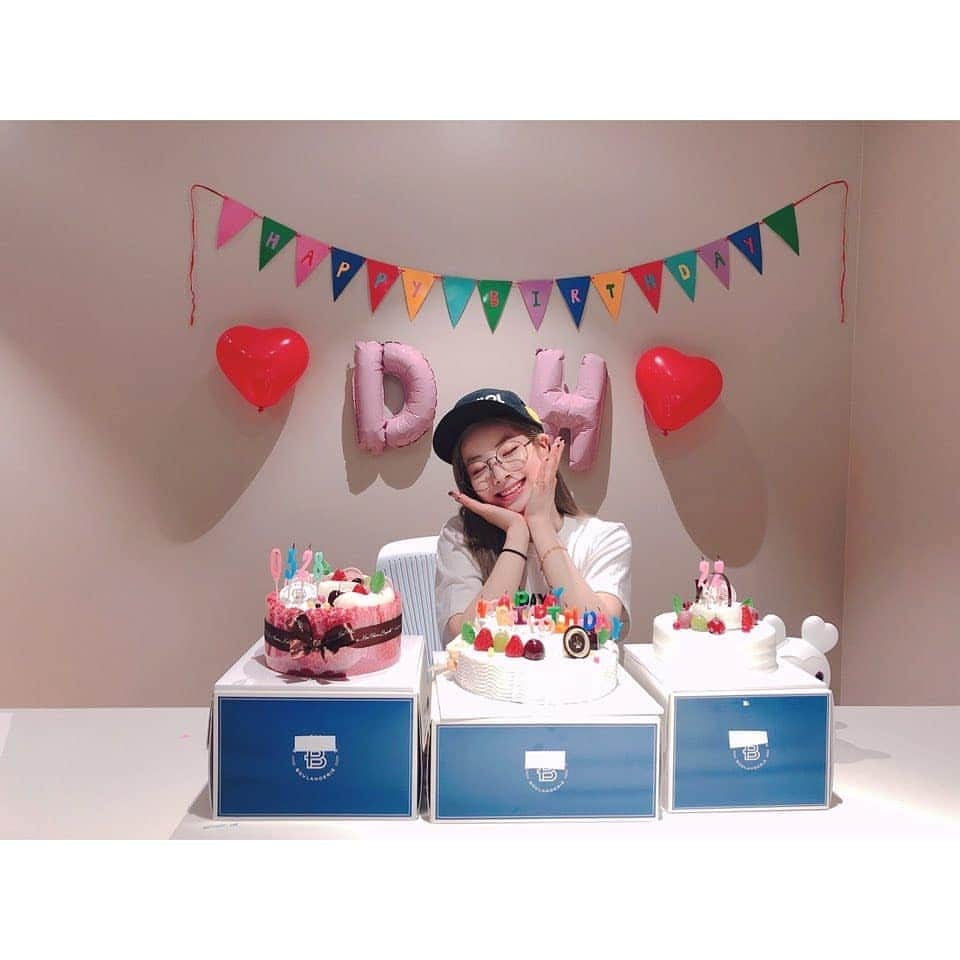 TWICEさんのインスタグラム写真 - (TWICEInstagram)「우리 원스 덕분에 오늘 너무나 행복한 생일을 보냈어요 많은 분들이 축하해주셔서 정말 감사합니다 우리 원스 최고🥰❤️ 🎂#HAPPYBIRTHDAY」5月28日 23時32分 - twicetagram