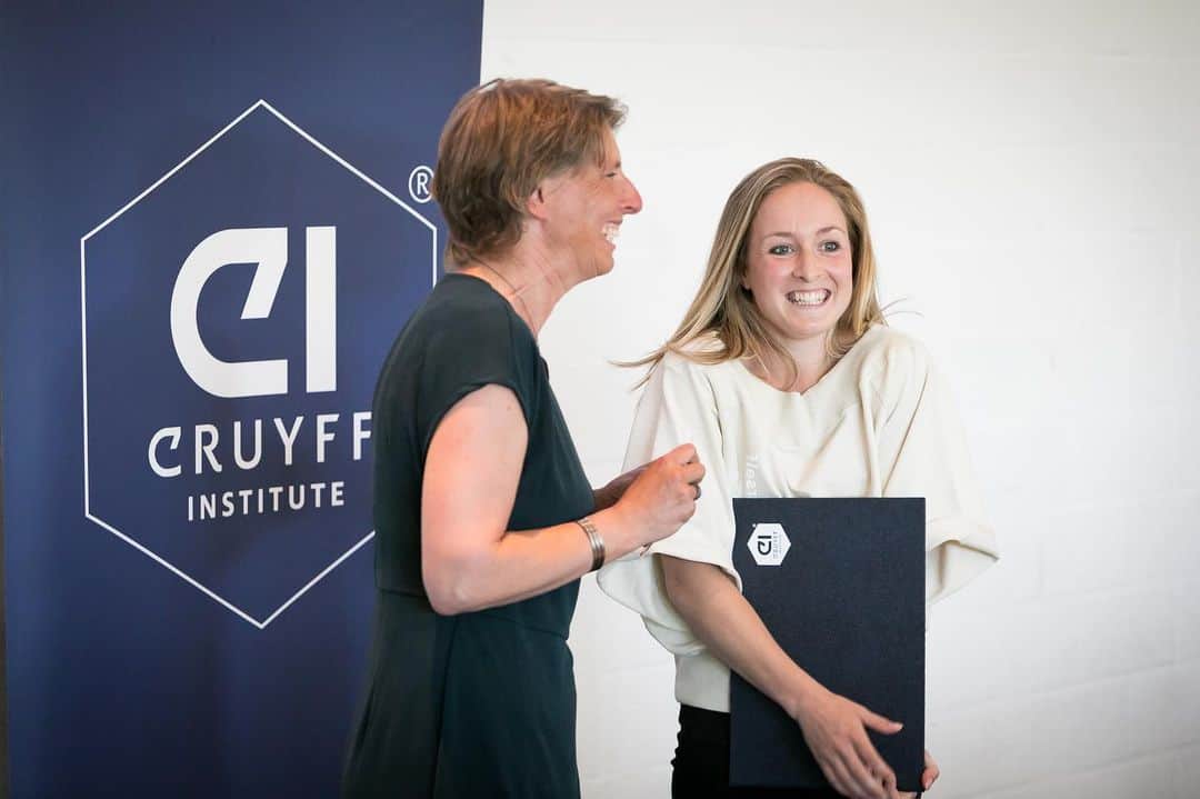 セリーヌ・バン・ガーナーのインスタグラム：「Afgelopen vrijdag heb ik mijn diploma ‘Master in Coaching’ in ontvangst mogen nemen. Wat een reis!! Enorm dankbaar voor alle inzichten, wijze lessen en bijzondere mensen waarmee ik mijzelf heb mogen verrijken! #goudwaard #cruyfflegacy #whatalegacy」