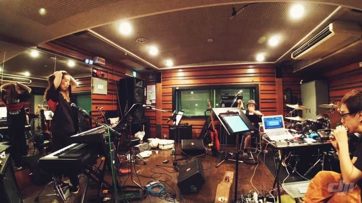 近藤薫のインスタグラム：「最高の仲間と音楽をやる楽しさは、何歳になっても変わらないけど、12時間ぶっ通しのリハはさすがに疲れた(笑)20周年記念の6/2、昼も夜も万全ですよ！近藤薫の歌として、まだまだピークとは言わないけど、30年目は今と同じ表現では歌ってないだろうな思ってます。この日はこの日しかない！是非！ #guitar #martin #om28」