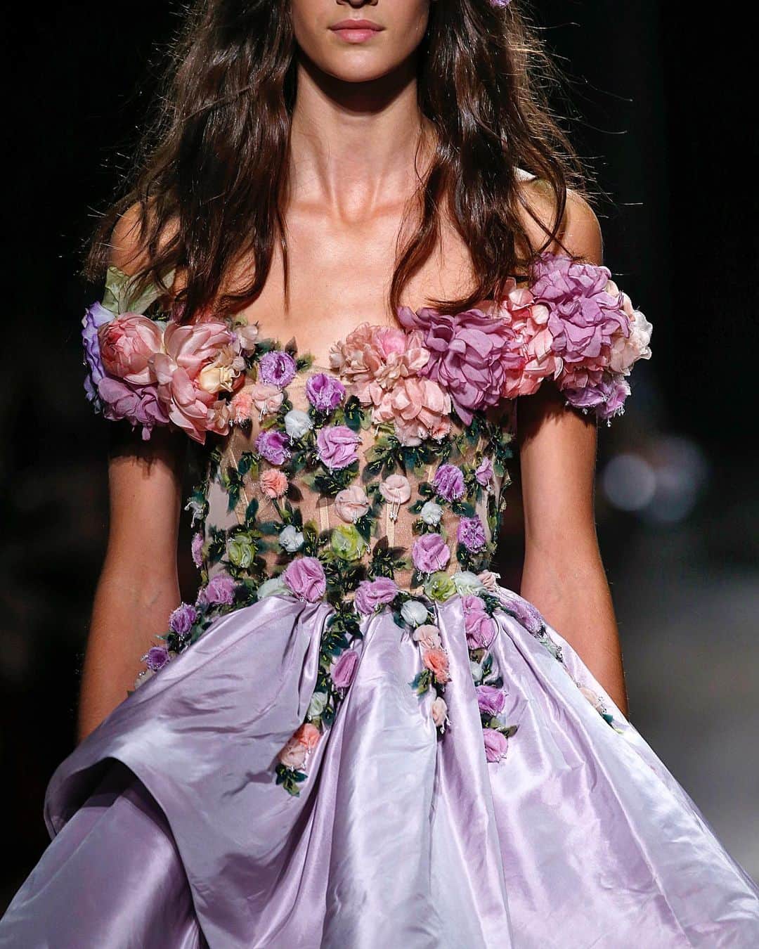 のインスタグラム：「Details of Look 15 on the Spring/Summer 2018 Marchesa runway. #marchesa #ss18marchesa」