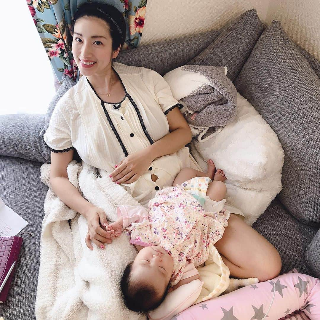 庄司ゆうこさんのインスタグラム写真 - (庄司ゆうこInstagram)「Diorのカバンにももちゃんの名前、MOMOKAって入れてみたよ💕 たくさん入れられるしお気に入りバッグ😍 そして六枚目の写真はお家にいるときの姿😂 家帰ったらすぐにヘアバンドで髪あげてパジャマに着替えます😂 帰宅したらすぐに沐浴して、晩御飯食べて、お風呂入ってももちゃん寝かせつけて、ホント毎日時間たつのが早すぎるー‼️ 最後の写真は生後4ヶ月の友達の娘さんなんだけど、ももちゃんと大きさ変わらない😂笑 ももちゃん急成長してる気がする🤣 足とかぽちゃぽちゃ🤣笑笑 #恵比寿ガーデンプレイス#dior#マザーズバッグ#名前入りバッグ#サンダル#chanel#スカート#グレースコンチネンタル#トップス#gu#1500円#激安#帽子#悠里ちゃんプロデュース#生後47日#ももちゃんです🤗」5月28日 23時37分 - yuko.shoji