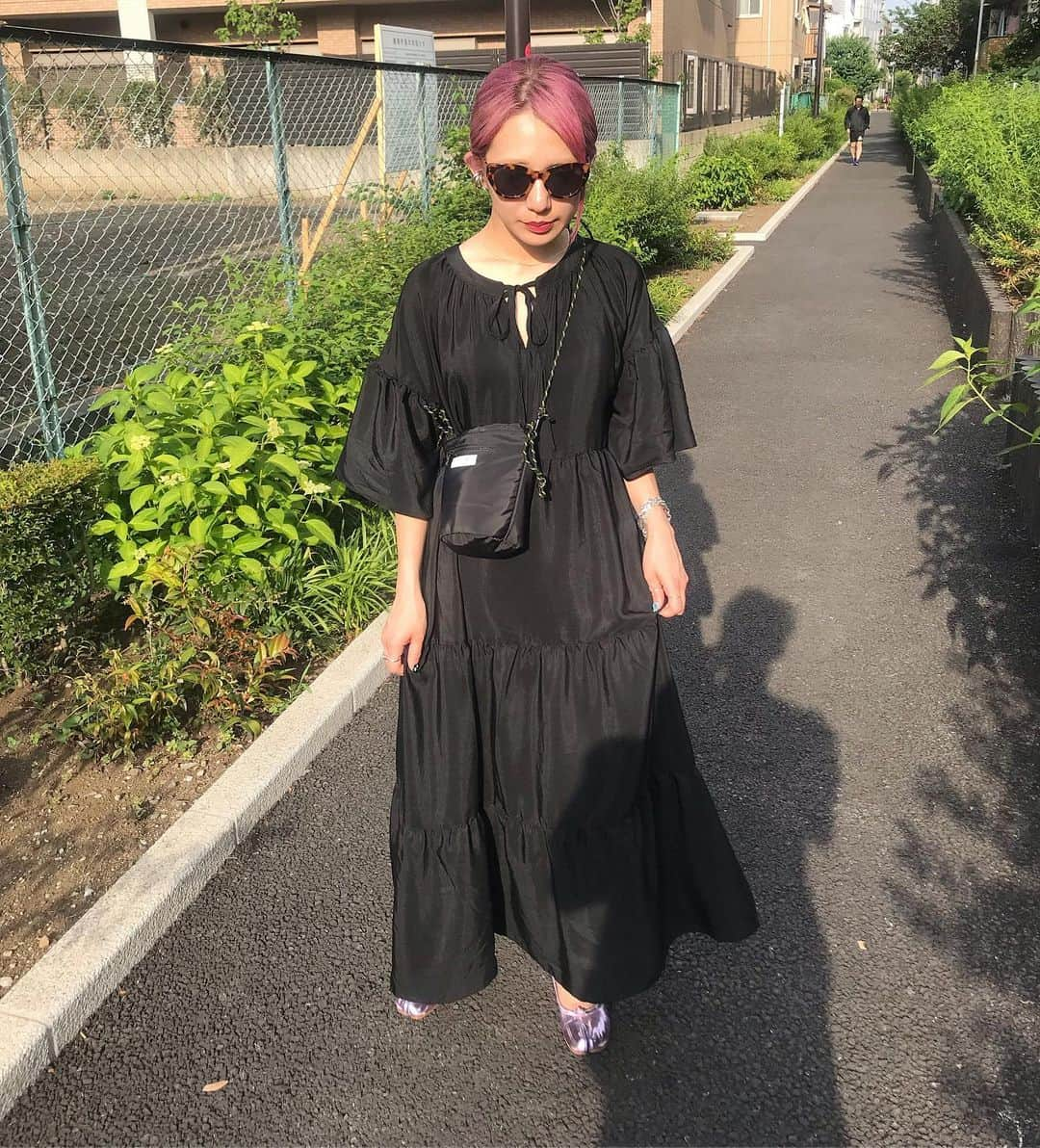 Manitasさんのインスタグラム写真 - (ManitasInstagram)「髪の毛おぴんくになたし、黒の服ばっかり着てる こないだのお出かけは珍しくワンピースを。夏だし、さらっとワンピースなんて着ちゃおうかなて🤫💋 迫りくる嫌いな夏も楽しみたいなぁ〜〜 #こないだのまに #おぴんくヘアーなのでしばらくはシンプルな色の服を着ます #夏も楽しみたいと思います」5月28日 23時39分 - manitassssss