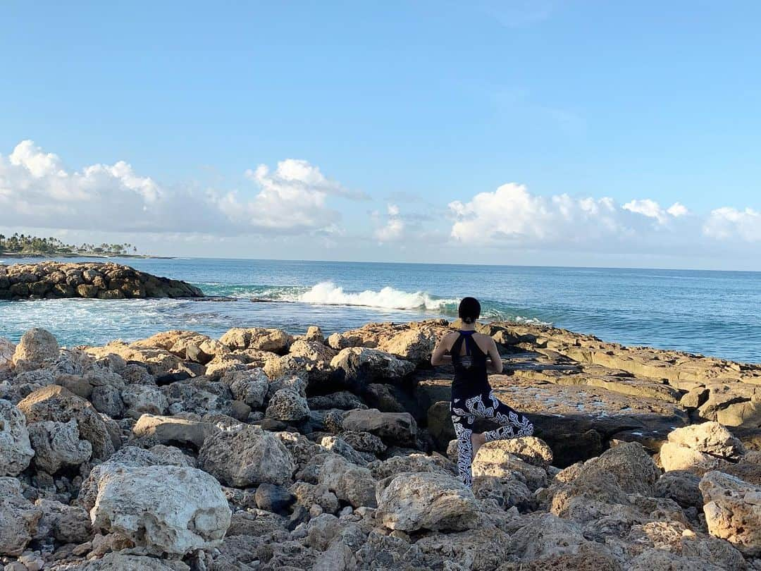 カミーラ・ベルさんのインスタグラム写真 - (カミーラ・ベルInstagram)「Tree pose seemed less treacherous than a headstand on this terrain 🤷‍♀️🧘🏻‍♀️😂 #aloha #camillastravels #morningyoga #fsoahu #ferias #vacationmode」5月28日 23時40分 - camillabelle