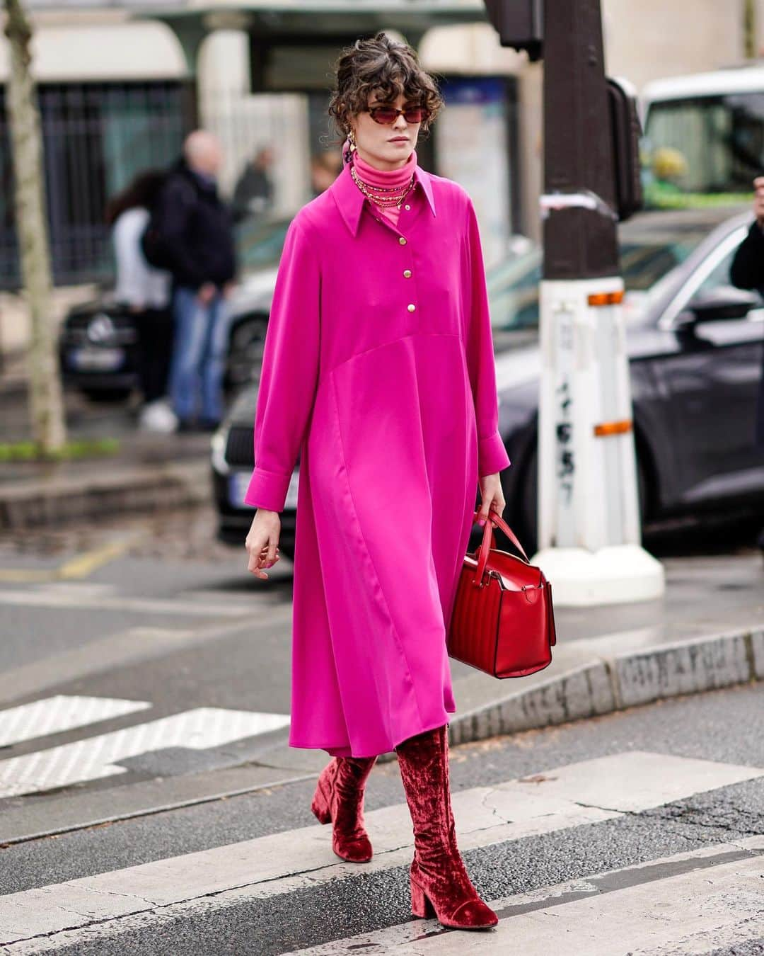 British Vogueさんのインスタグラム写真 - (British VogueInstagram)「Worn unbuttoned and billowing at @Marques_Almeida and layered over culottes and under blazers at @ChanelOfficial, there's a multitude of ways to wear the shirt dress this season. Click the link in bio for #BritishVogue’s edit of the 20 best shirt dresses that will easily become your summer wardrobe staple.」5月28日 23時41分 - britishvogue