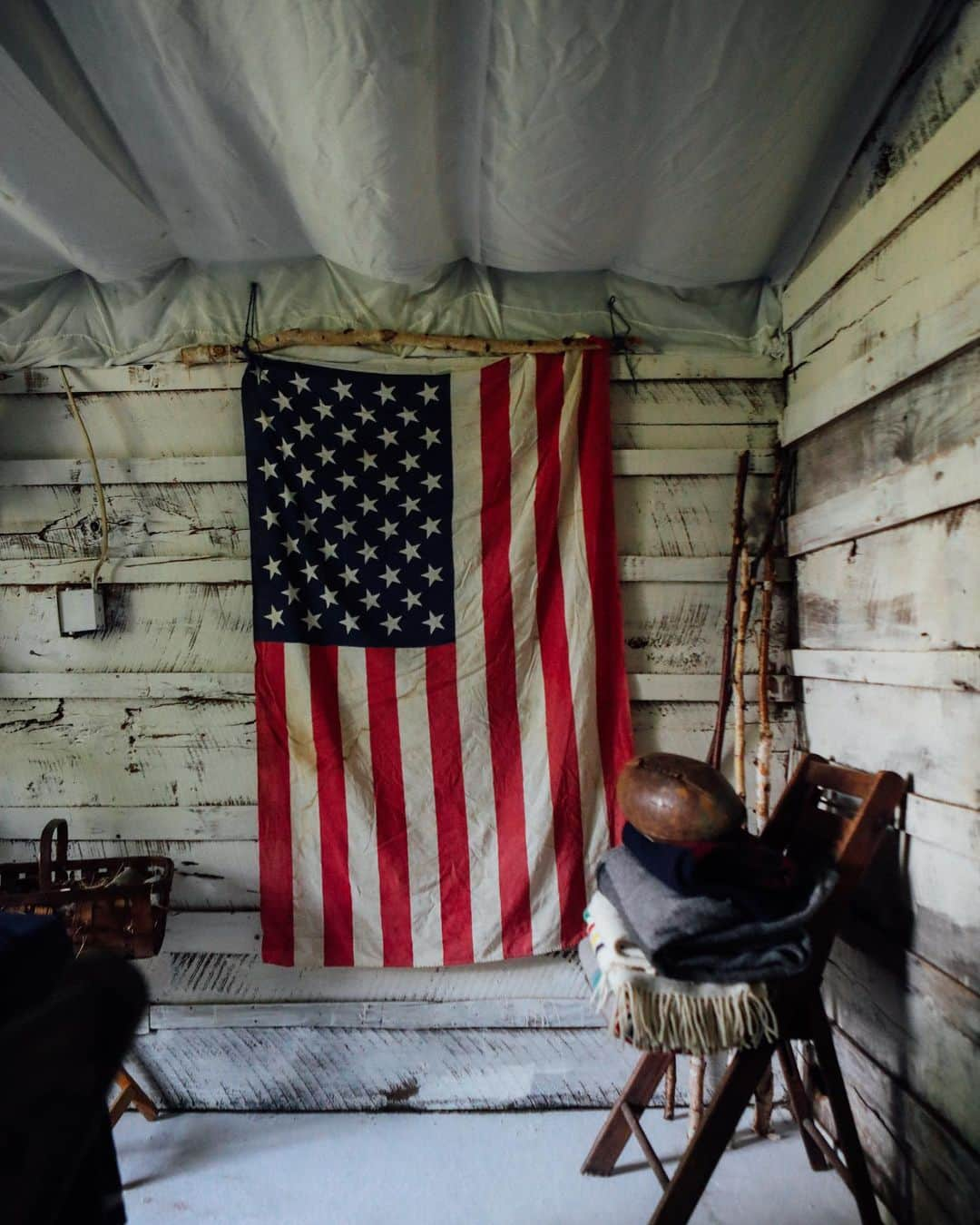 FOLKさんのインスタグラム写真 - (FOLKInstagram)「Today on the blog I’m taking you on a tour of my studio. It’s a tiny hundred year old coal house on the farm in western Kentucky. Over the years I’ve white washed its walls (before @joannagaines made it popular), painted the floors, and made it a cozy space filled with family antiques, folk art by friends, and a collection of my favorite American made makers and brands. The to check it out is in my story and profile. www.folklifestyle.com」5月28日 23時45分 - folkmagazine