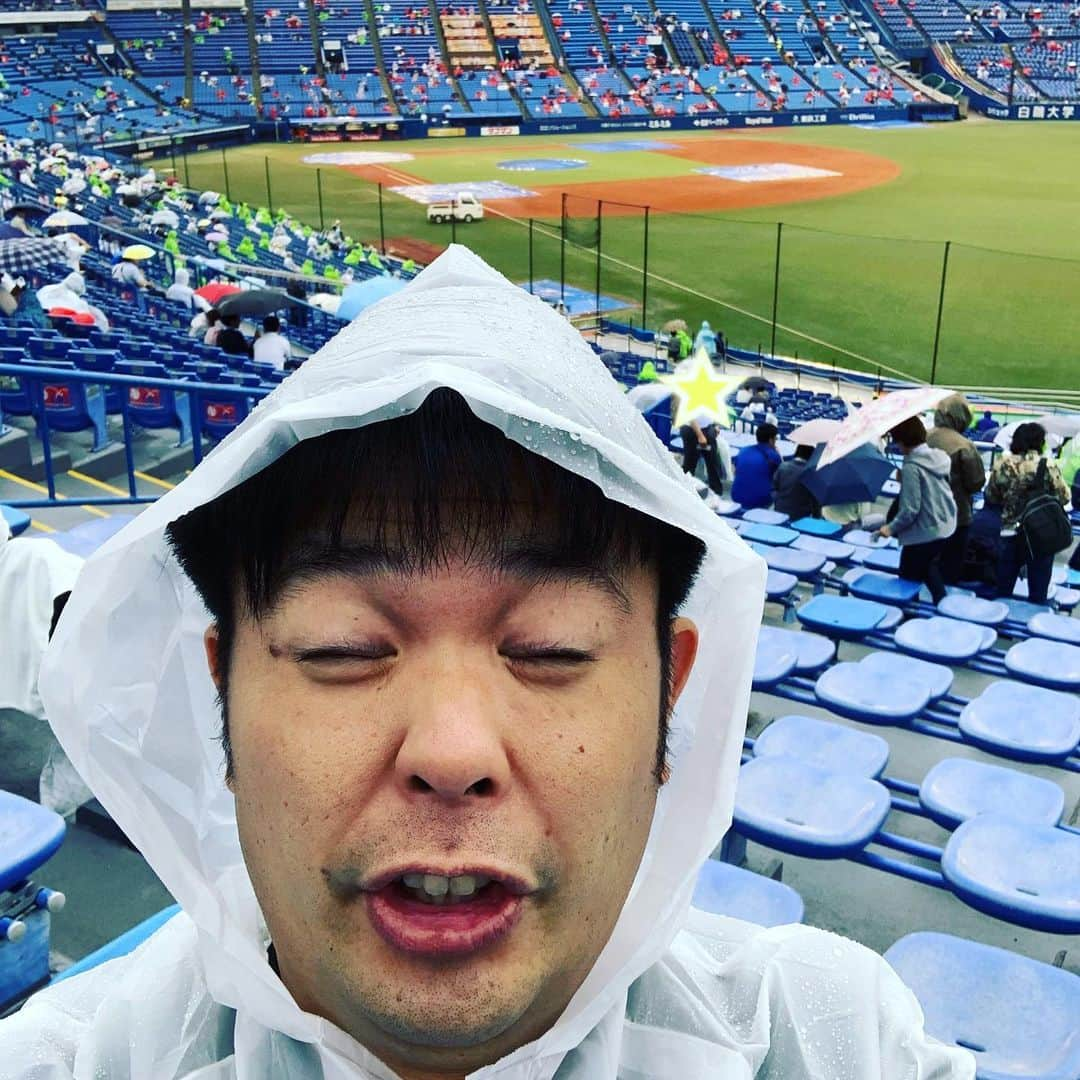 西川晃啓さんのインスタグラム写真 - (西川晃啓Instagram)「気絶雨  中止にならずホッとして気絶  #あるある探検隊#レギュラー#気絶#気絶の日々#ギャグ#雨#神宮#野球#開始前#無事#開催#にしても#広島#強い#いい試合#点の取り合い」5月28日 23時49分 - kizetu