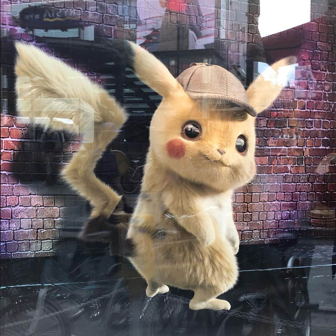 桂のインスタグラム：「ピカチュウのいる街角  #pokemon #pikachu #pokemondetectivepikachu #showwindow #reflection #cityscape #landscape #ポケモン #ピカチュウ #名探偵ピカチュウ #ショーウィンドウ #反射 #街角 #景 #子どもたちのために」