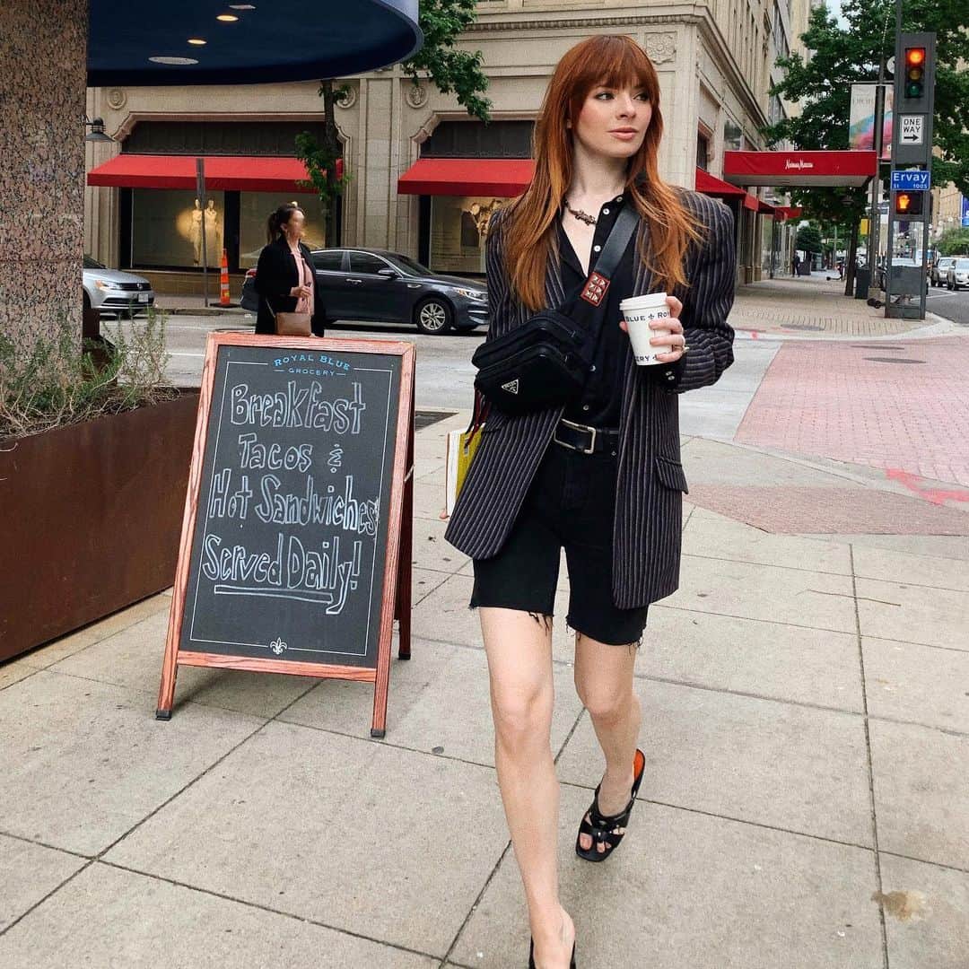ジェーン・アルドリッジのインスタグラム：「Early 00’s Prada mules and belt bag, cut off jeans and the best thrifted blazer of my life this AM. 🤠」