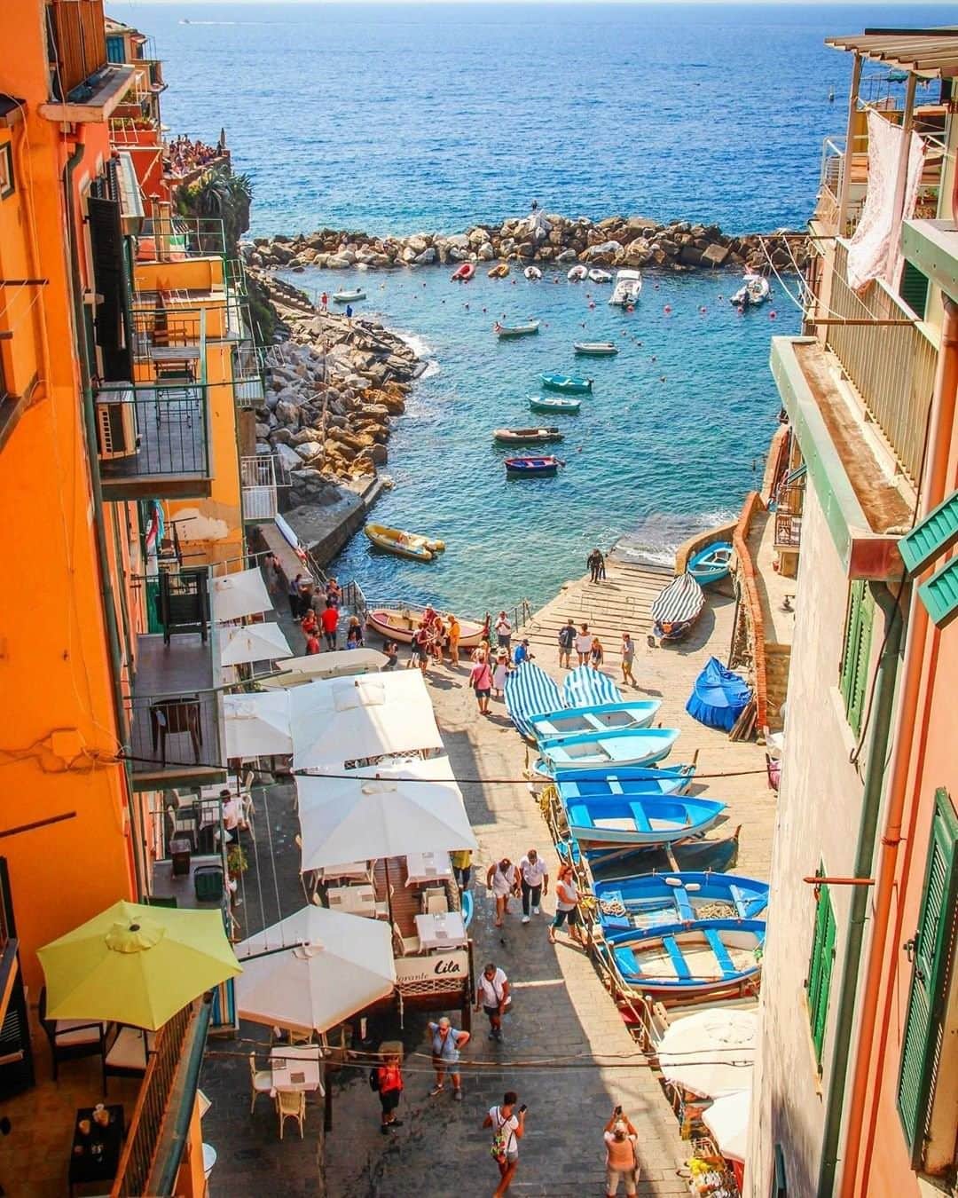 Travel + Leisureさんのインスタグラム写真 - (Travel + LeisureInstagram)「The southernmost town in Cinque Terre has a rocky beach, but crystal clear water 💧 Find out how to visit at our link in bio! #tlpicks courtesy of @andiamoconnoi_」5月29日 0時00分 - travelandleisure