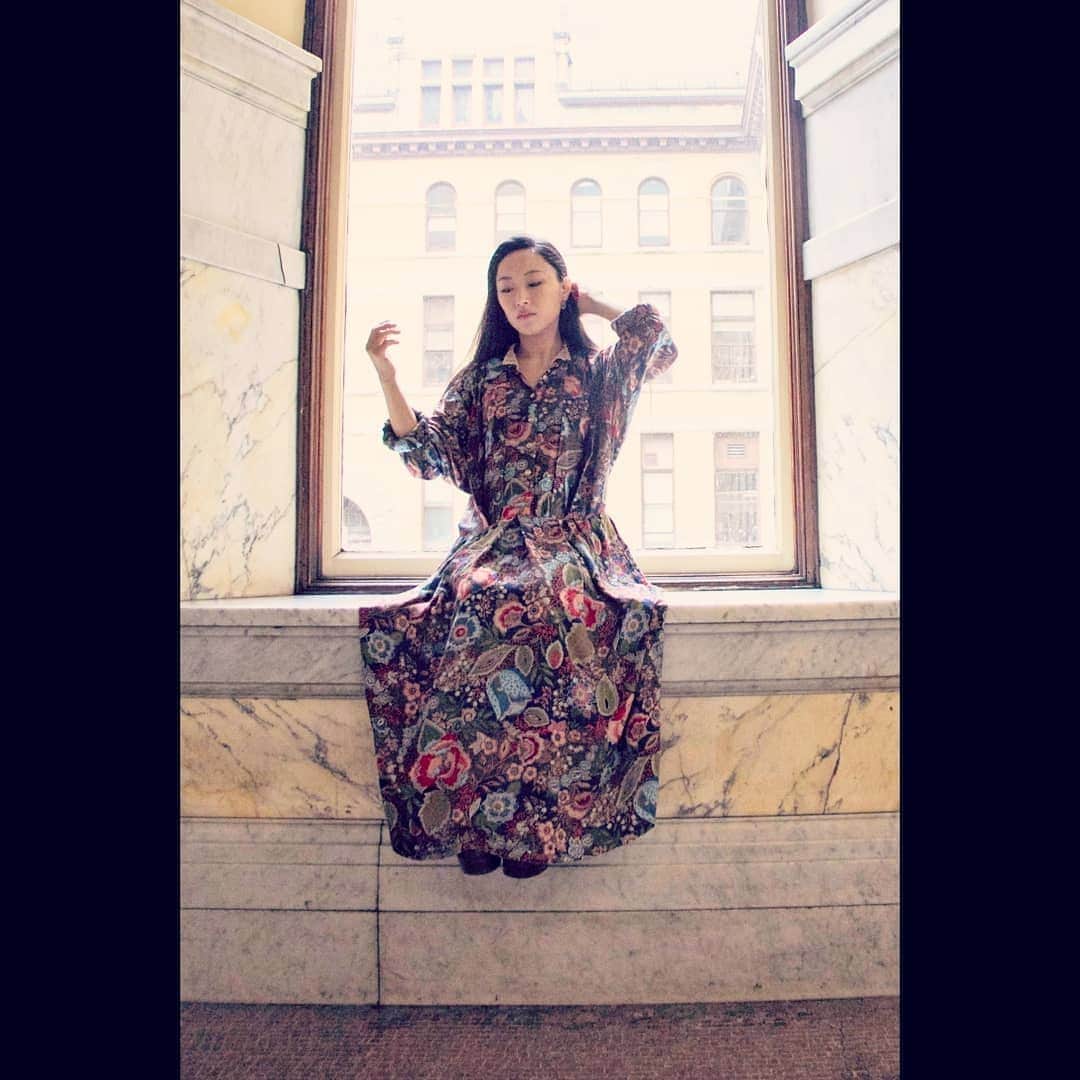 のインスタグラム：「Old City Hall Window 旧市庁舎の窓辺  Photo by @empiggford  @doors_opento #doorsopentoronto #doorsopentoronto2019 #oldcityhalltoronto #photo #slr #canon #torontoevents #toronto #canada #actress #window #romanesquerevival #revivalstyle #ドアーズオープントロント #トロント #海外イベント #旧市庁舎 #カナダライフ #写真 #しゃしん部 #イベント #カナダ生活 #カナダ #窓辺 #感謝」