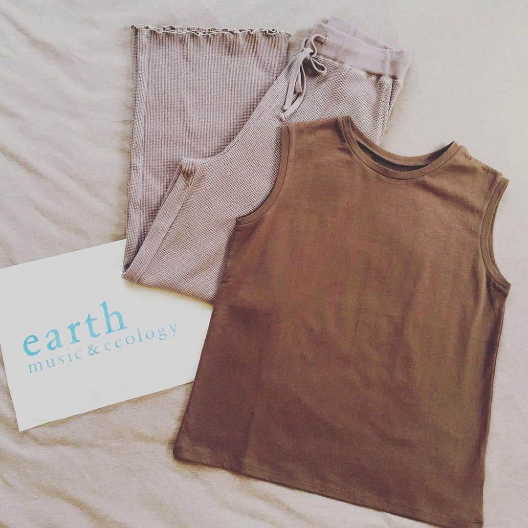 miho.a.nicoさんのインスタグラム写真 - (miho.a.nicoInstagram)「昨日買い物行ってgetしたもの❤︎ ・ @earth__1999 さんのリブパンツとトップス🧡 このリブパンツ、丈が長めで色もめっちゃ好き💕 ただ普通に買い物した訳じゃないんですよ😊🎵 「LINE SHOPPING GO」を使ってお買い物しました❣️ SHOPPING GOって知ってましたか⁈😆 対象のお店で商品を買う時にバーコードをかざすだけでLINEポイントがもらえちゃうサービスなんです😆 LINEアプリの中に入ってるので専用アプリのダウンロードやポイントカードは一切不要❣️ すぐ出せる様にホーム画面に設定する事は出来るよ🙆‍♀️ ・ 現金払い、クレジットカード、他の電子マネーでの支払いも全てOK❣️ 普通にお買い物してLINEポイントが貯まるなんてお得過ぎる🥺💕 対象ブランドや店舗は、SHOPPING GOのLINE公式アカウントでチェックしてね😆 家電買う時も絶対使う❣️🤭 ・ ・ #スポンサード #lineshoppinggo #lineポイント #instafashion #プチプラコーデ#コーデ#コーディネート#ママコーデ#ママファッション#今日のコーデ #ファッション#オトナカジュアル#リブパンツ」5月29日 0時01分 - miho.a.nico