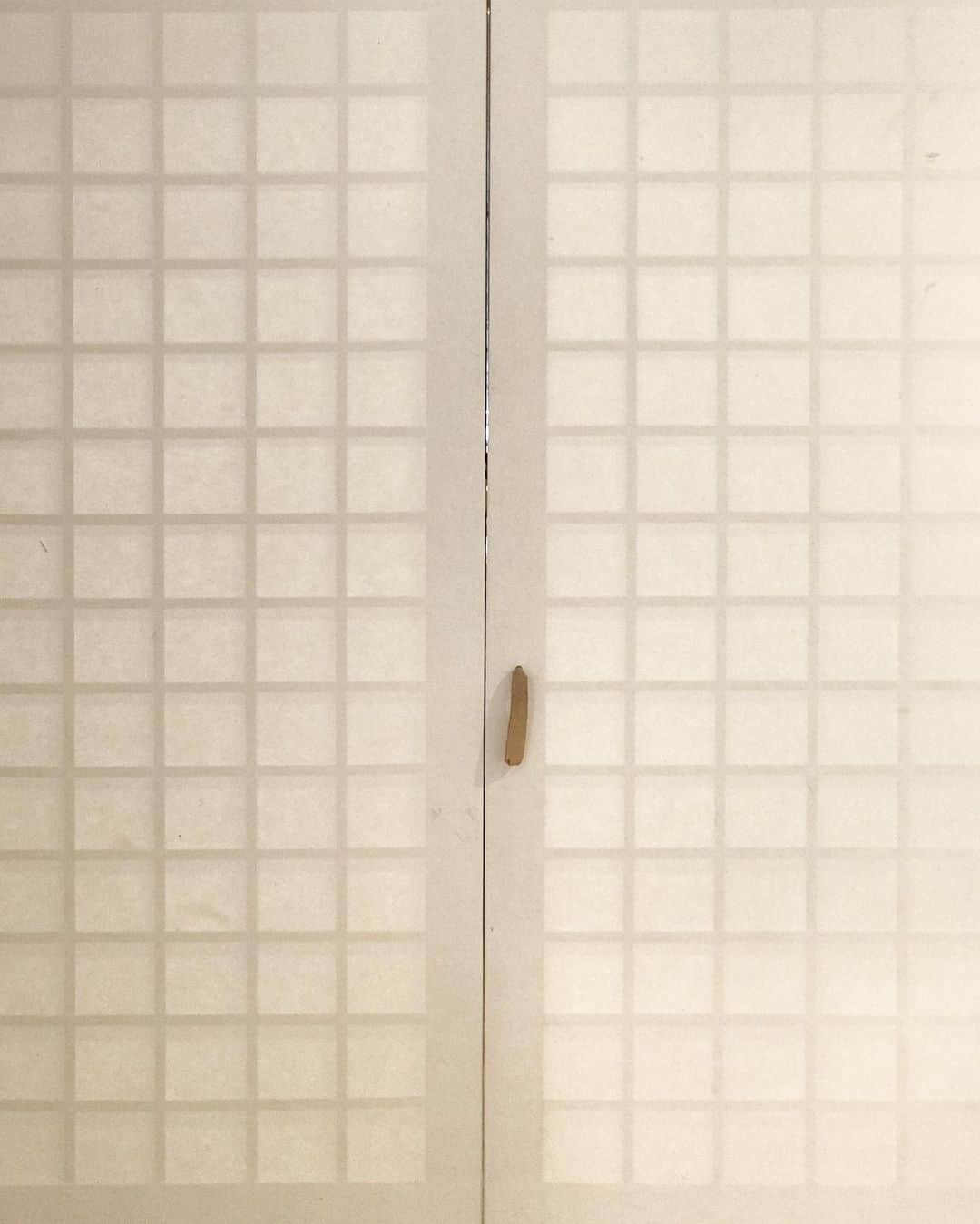 Veronica Halimさんのインスタグラム写真 - (Veronica HalimInstagram)「I want this hanji paper door in my home — #truffypi #seoul #truffypitravel #interior #truffypiinspiration #geometry #interiordesign #paper #traditional #korea #grid #hanji」5月29日 0時03分 - truffypi