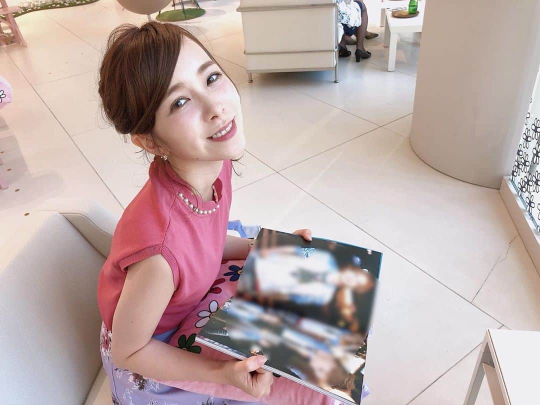 黒澤詩音のインスタグラム：「*﻿ ﻿ ﻿ ね〜、これかっこいいでしょう？﻿ ほら〜れいちゃん美しいいぃ。。はうっ。﻿ ﻿ と、 ﻿ 大好きな宝塚花組男役スター #柚香光 さんのフォトブックの1番好きなページをひたすらに柴田アナに見せつけて、デレデレしている黒澤です。﻿ ﻿ ﻿ ﻿ #ballycafe #バリーカフェ #銀座カフェ #カフェ巡り #カフェスタグラム #銀座 #ginza #bally ﻿ #pink #cafe #ginzacafe #アナウンサー ﻿」