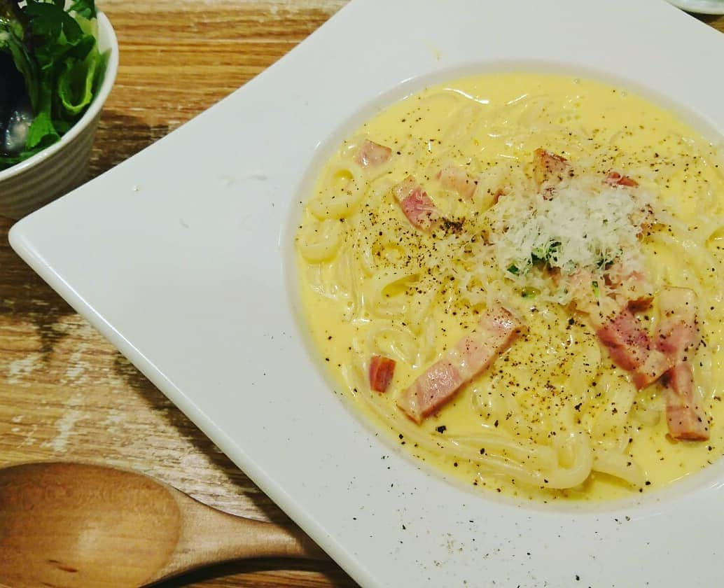 村田千鶴さんのインスタグラム写真 - (村田千鶴Instagram)「・ 太閤うどんでごはん🍴 カルボナーラうどん カマンベール天ぷら 炙りコウネ 美味しかったな～ 撮り忘れた豚まきまきも最高だった😋 . . 置いてあった謎のいれもの  友達が開けて確認したけん . 『何だった？』って聞いたら . 『砂』って(笑)  なわけないじゃろ！？ . . #太閤うどん #広島 #宇品 #カマンベールうどん #カマンベール天ぷら #炙りコウネ . . #本当は山椒でした」5月29日 0時19分 - muratachizuru