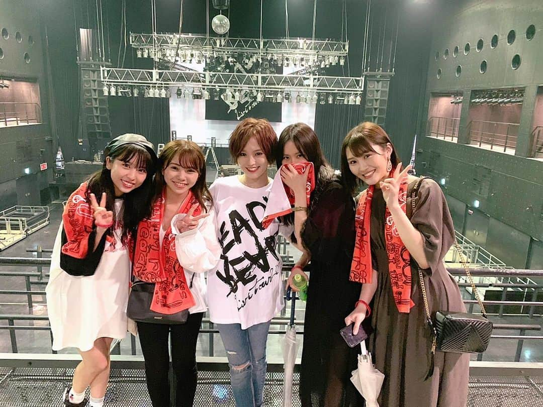 磯佳奈江さんのインスタグラム写真 - (磯佳奈江Instagram)「さやかさんのライブに行かせて﻿﻿ いただきました☺️🎤💖﻿﻿ ﻿﻿ 最高で、最高で、最高でした！！﻿﻿ ﻿﻿ どの曲も最高だったんですが、﻿﻿ 『イチリンソウ』で涙が😢﻿﻿ ﻿﻿ さやかさんがこの曲を作った理由などを﻿﻿ 聞いたら。。😭😭😭涙﻿﻿ ﻿﻿ ﻿﻿ 改めて、さやかさんは本当に偉大で﻿﻿ 尊敬しかありません！﻿﻿ ﻿﻿ ﻿﻿ 私も頑張らなくちゃ！﻿﻿ ﻿﻿ ﻿﻿ そう思いました😌﻿﻿ ﻿ そして、チームSYのみなさんの演奏が﻿ 本当にかっこよくて、﻿ めっちゃめっちゃしびれました🥺﻿ ﻿ ﻿ お疲れ様でした！！﻿ ﻿ ﻿﻿ #山本彩全国ツアー #imready #zeepnamba #彩さん #93年組 #同い年 #頑張る #尊敬」5月29日 0時20分 - isochan89