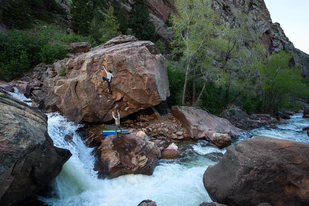 ポール・ロビンソンのインスタグラム：「@prana shoot has been going super well despite some poor weather in the boulder area as of late! It’s been awesome to get on a rope a bit and try some boulders I have never done before. Psyched for the next few days with the crew. Shot from @christian_adam_ of me on eastern priest in eldo! #bouldering #rockclimbing #pranaliving」