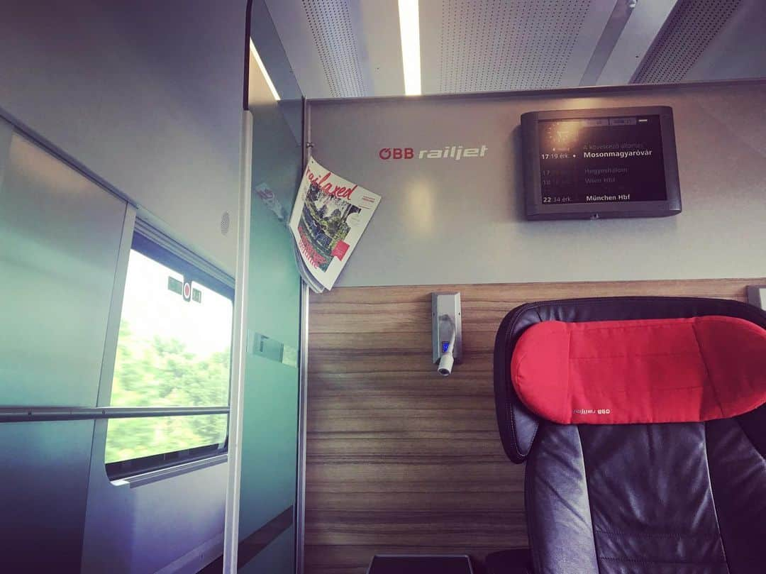 金子三勇士さんのインスタグラム写真 - (金子三勇士Instagram)「Traveling on OBB railjet #öbbrailjet #train #travel #Europe #expresstrain #frequenttraveler #電車移動 #レールジェット #特急列車 #ヨーロッパ #旅人 #旅 #世界の車窓から」5月29日 0時21分 - miyujikaneko_official